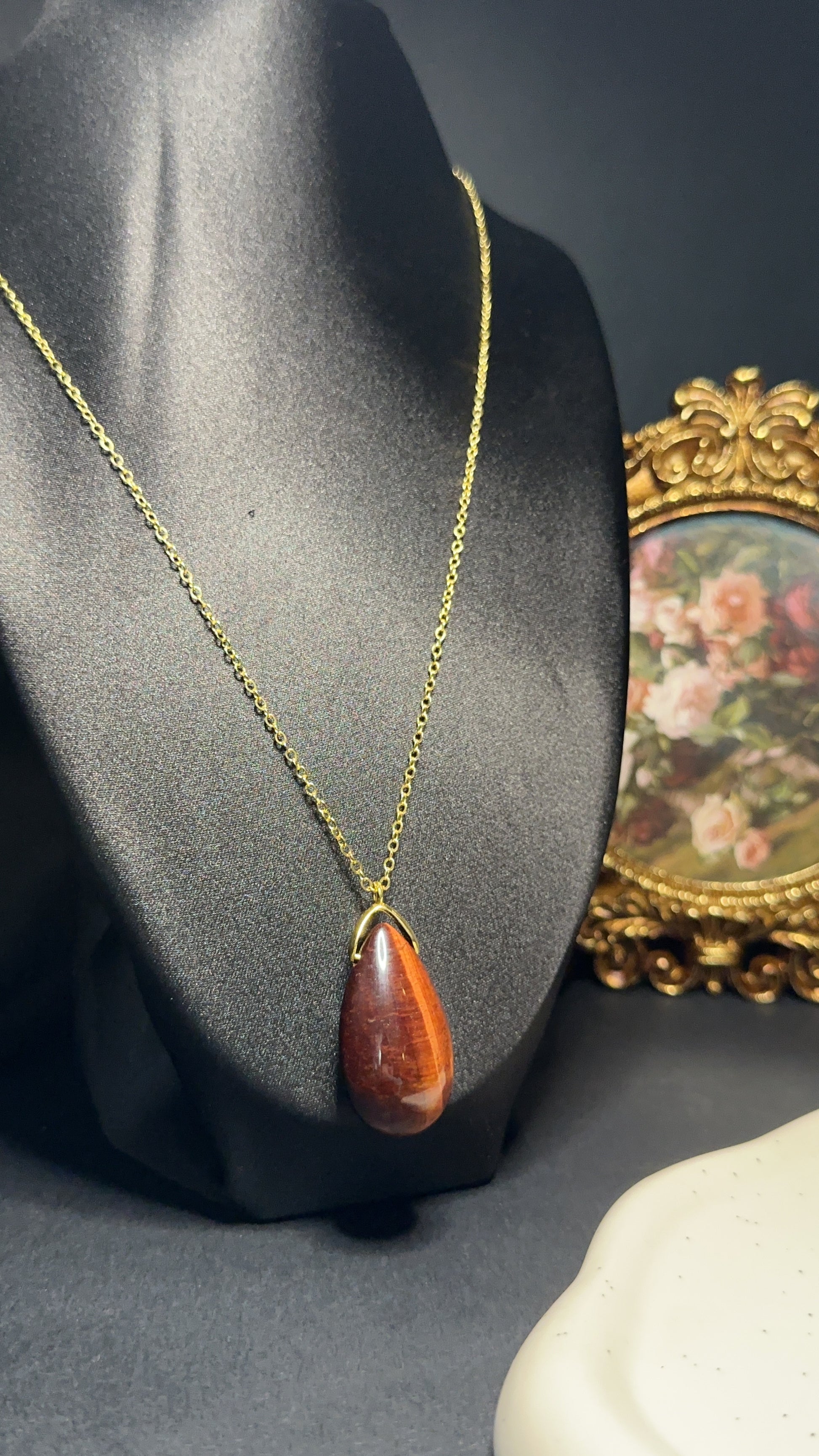 Collier goutte en Oeil de Taureau - Courage, protection & vitalité