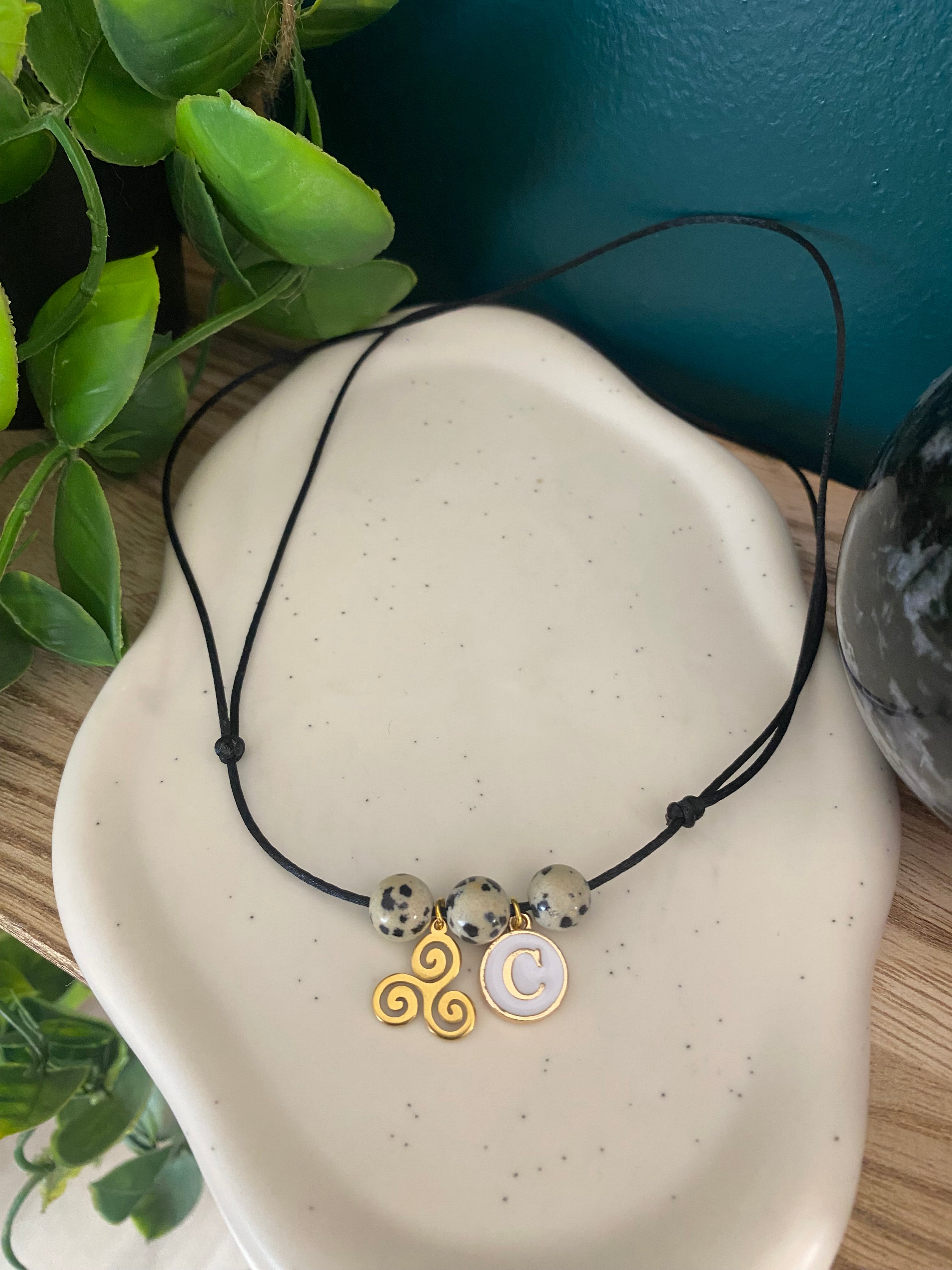 Collier "Initiale & Intuition" – Jaspe Dalmatien & Triskèle