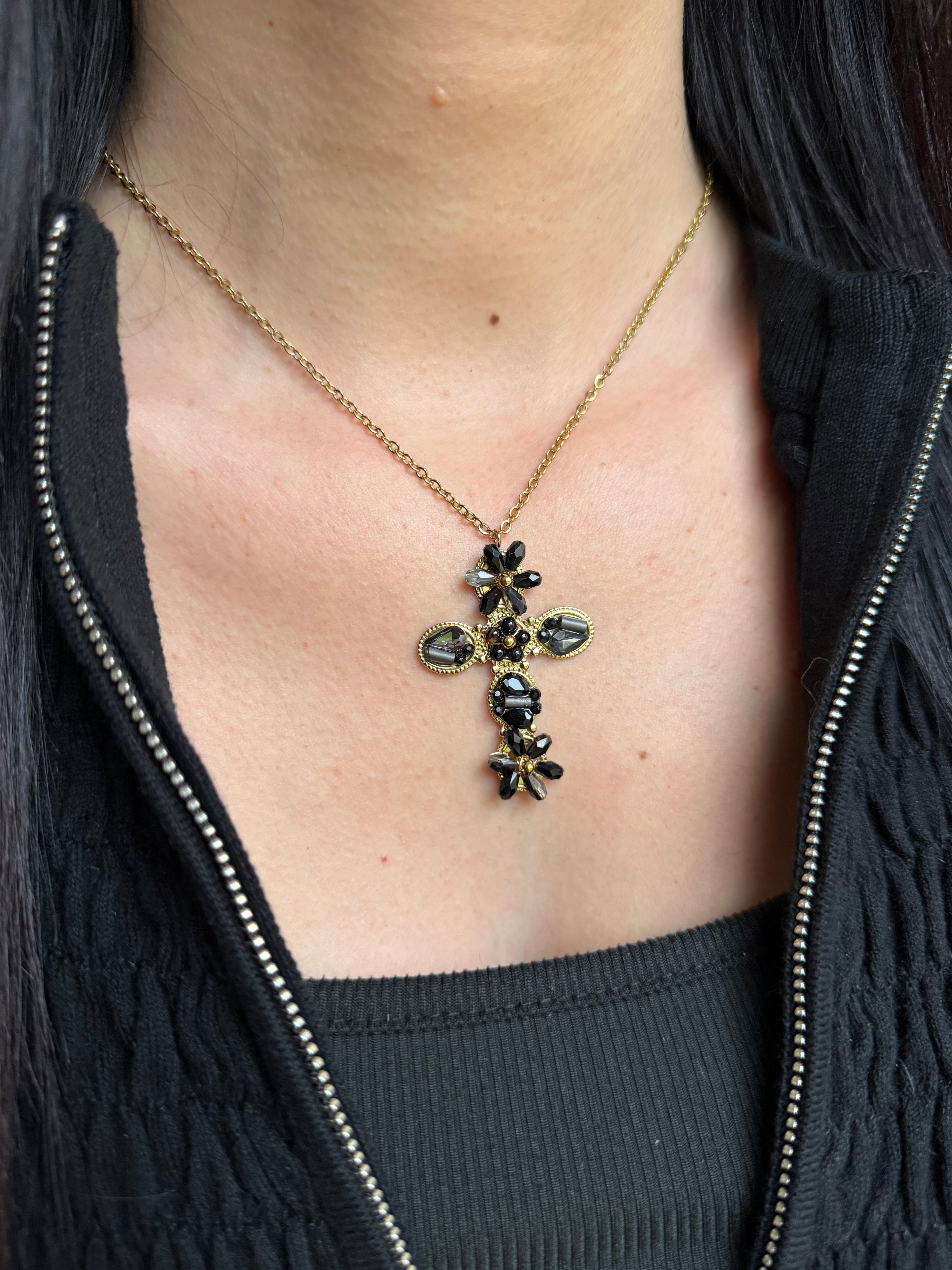 Collier “Foi & Protection” – Croix ornée de perles noires
