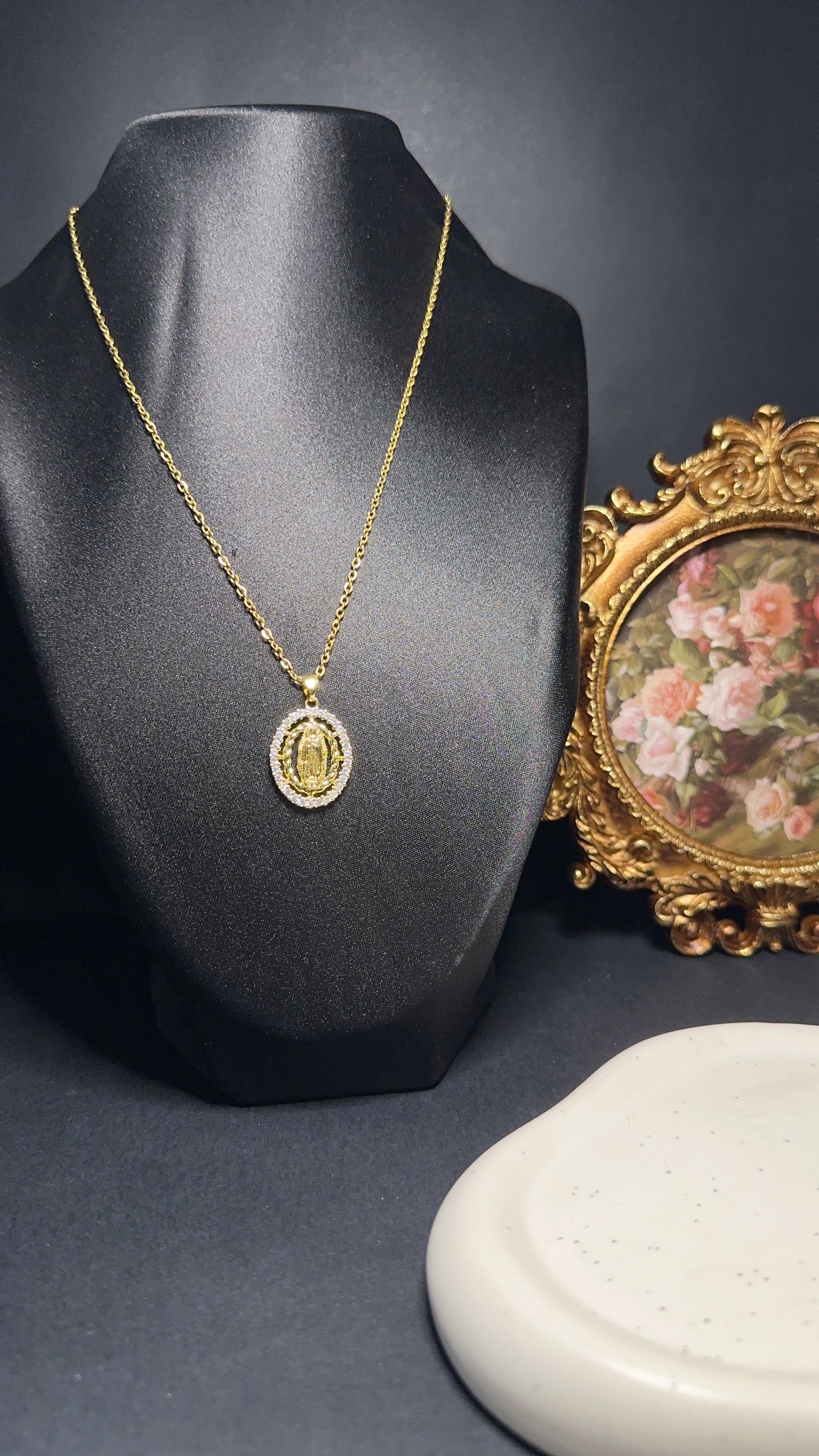 Collier médaille Marie dorée – Protection, Foi et Sérénité