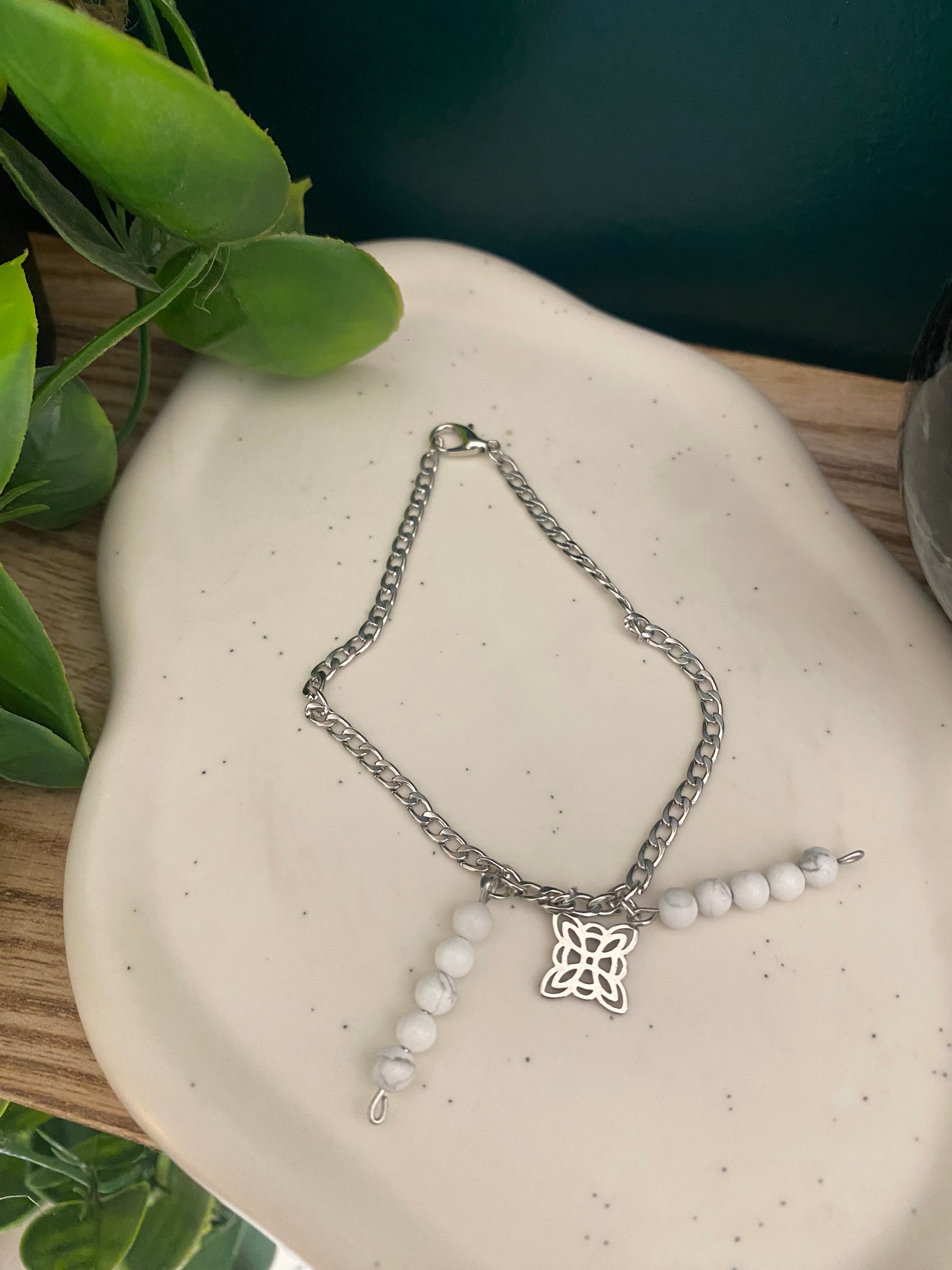 Bracelet "Clarté & Protection" – Howlite & Nœud de Sorcière