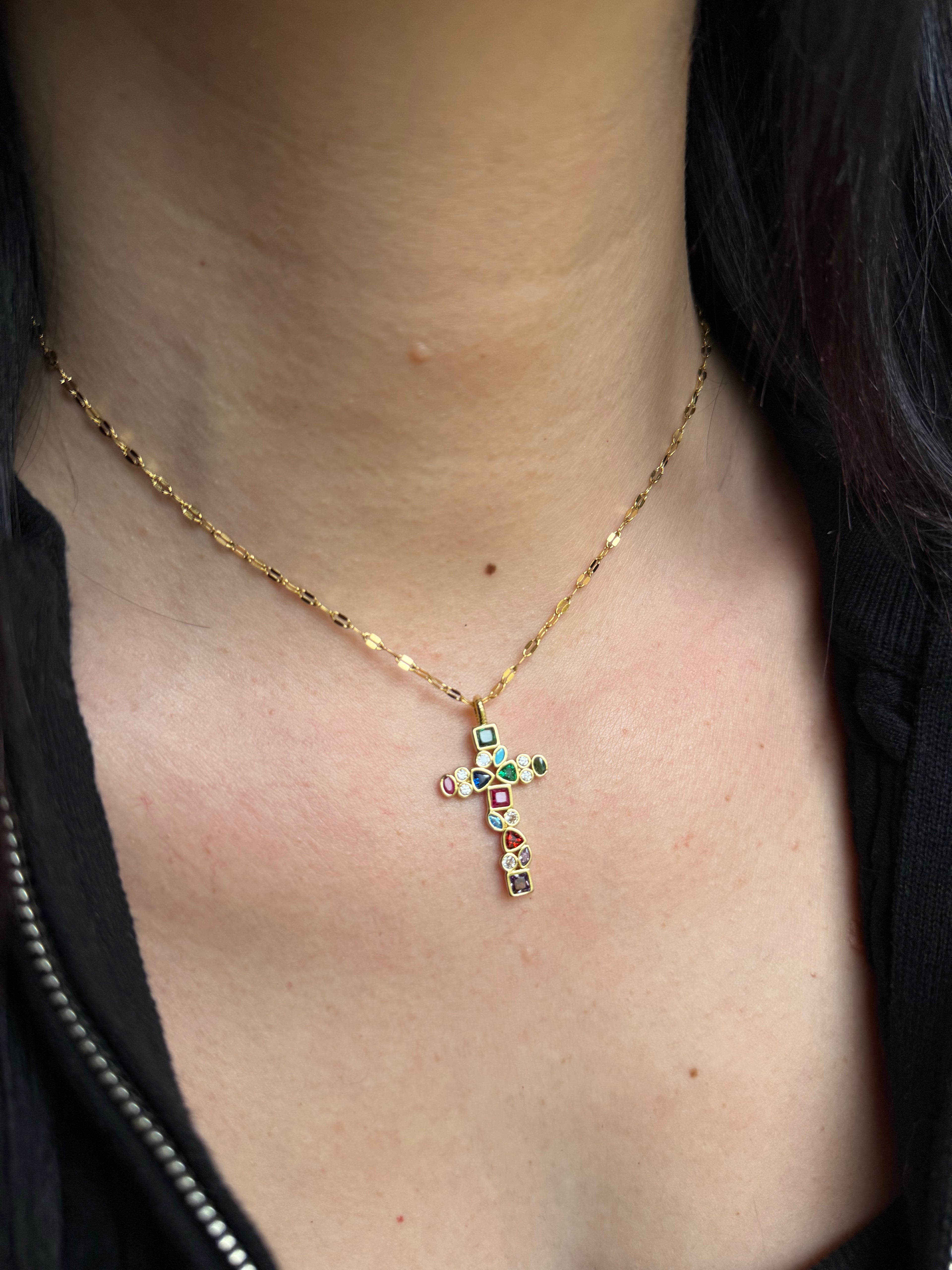 Collier “Lumières Sacrées” – Croix vitrail multicolore, foi et protection