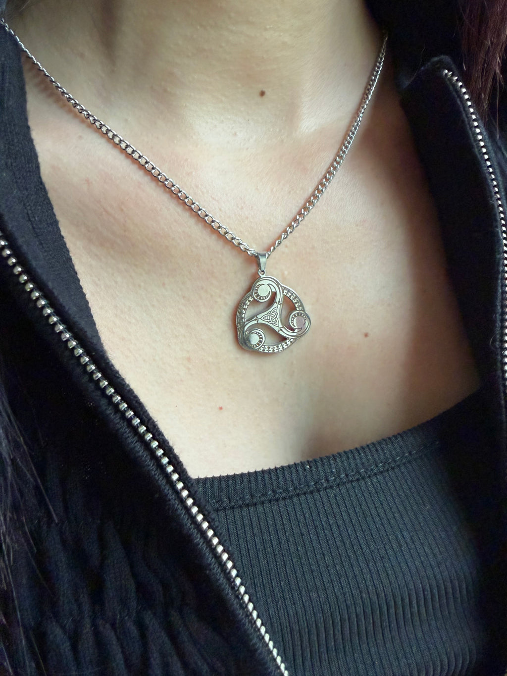 Collier “Cycle Sacré” – Triskel, Lune d’Hécate et Trinité, symbole de puissance et de renouveau