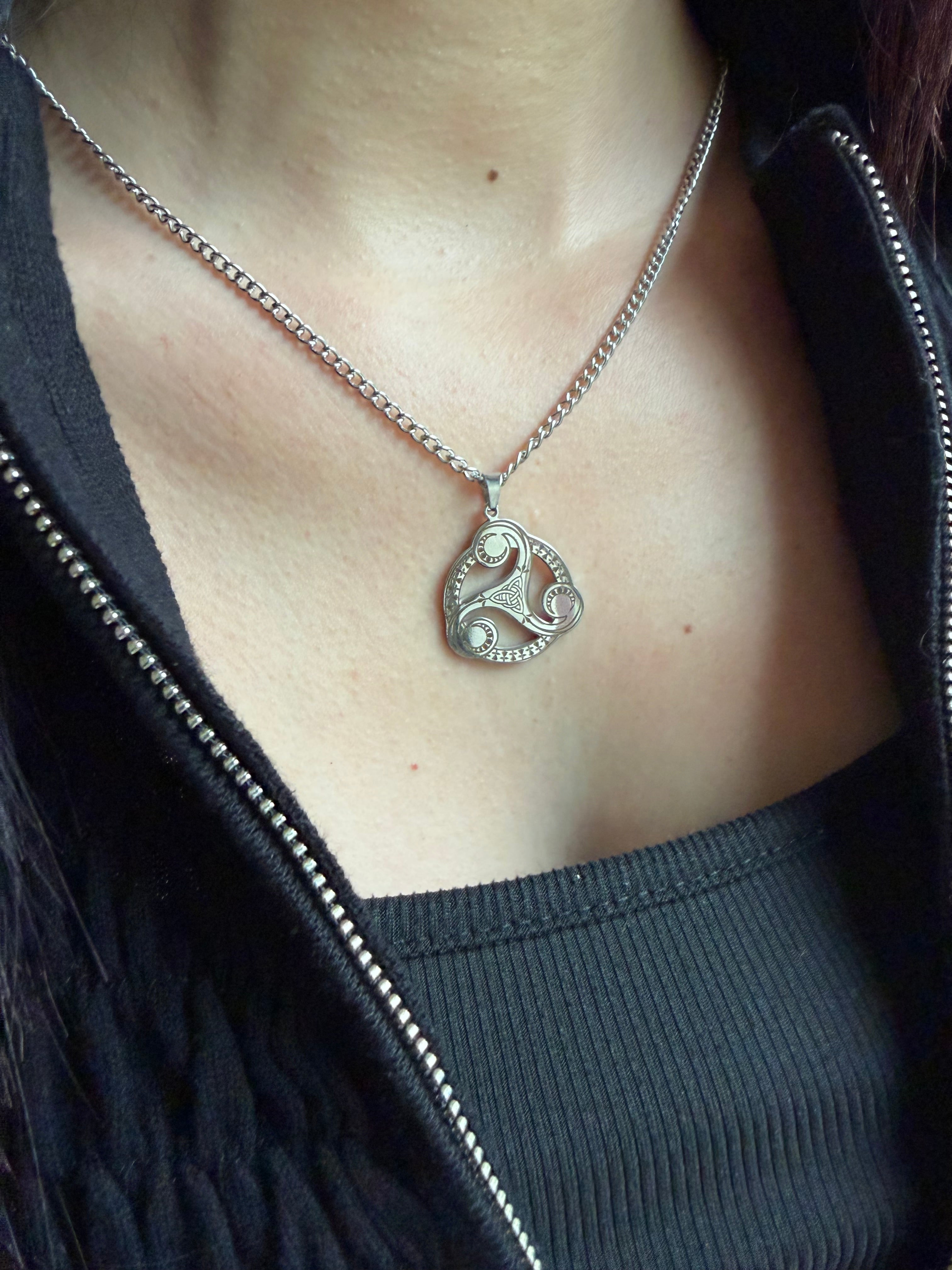 Collier “Cycle Sacré” – Triskel, Lune d’Hécate et Trinité, symbole de puissance et de renouveau