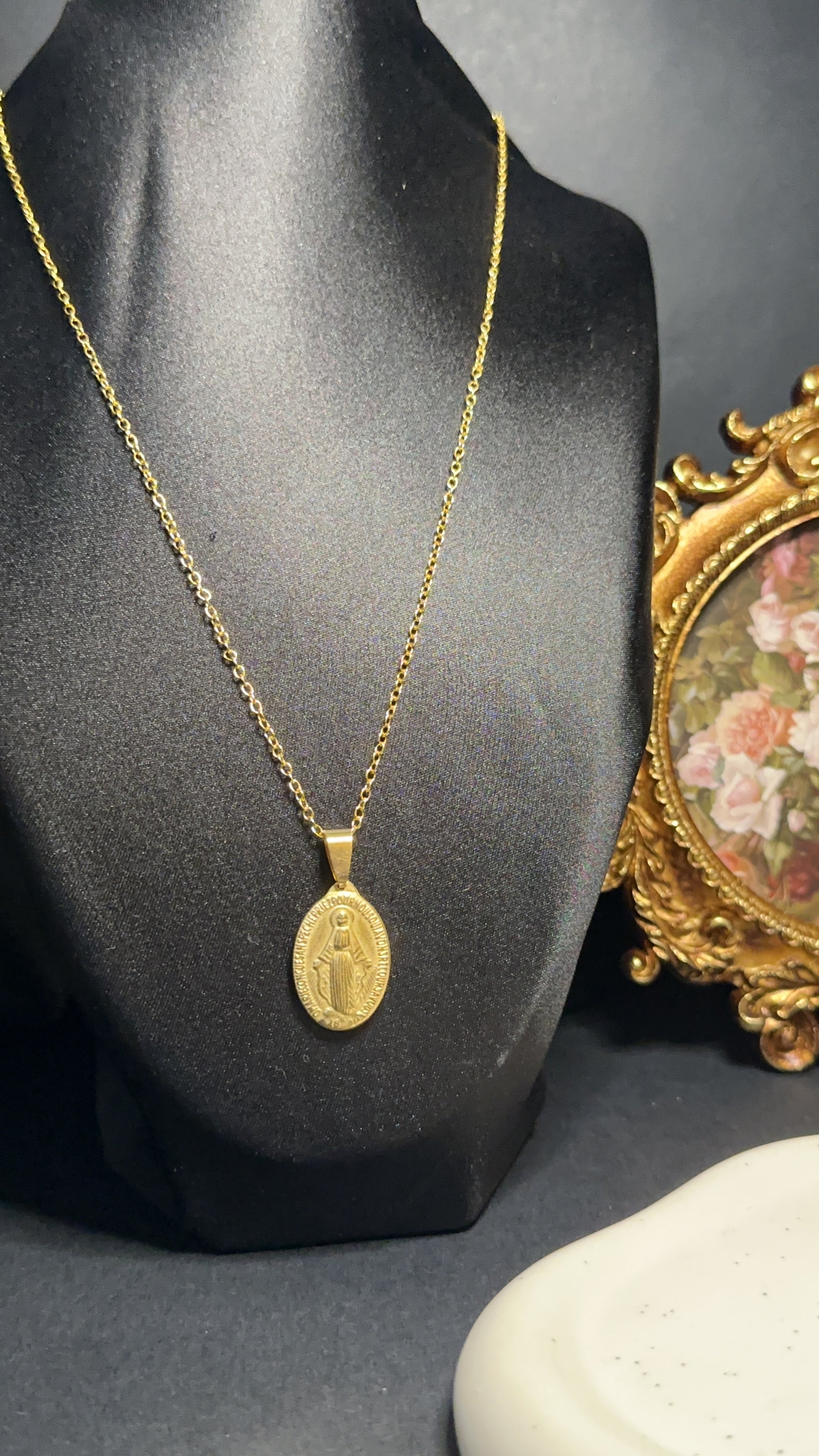 Collier médaille de la Sainte Vierge dorée – Protection, Foi et Sérénité