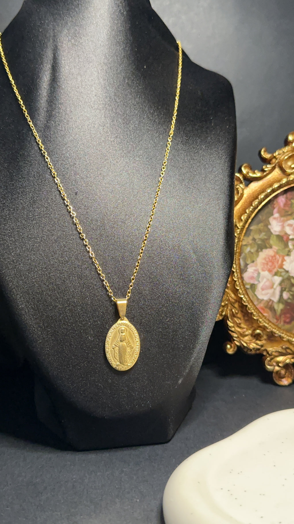 Collier médaille de la Sainte Vierge dorée – Protection, Foi et Sérénité