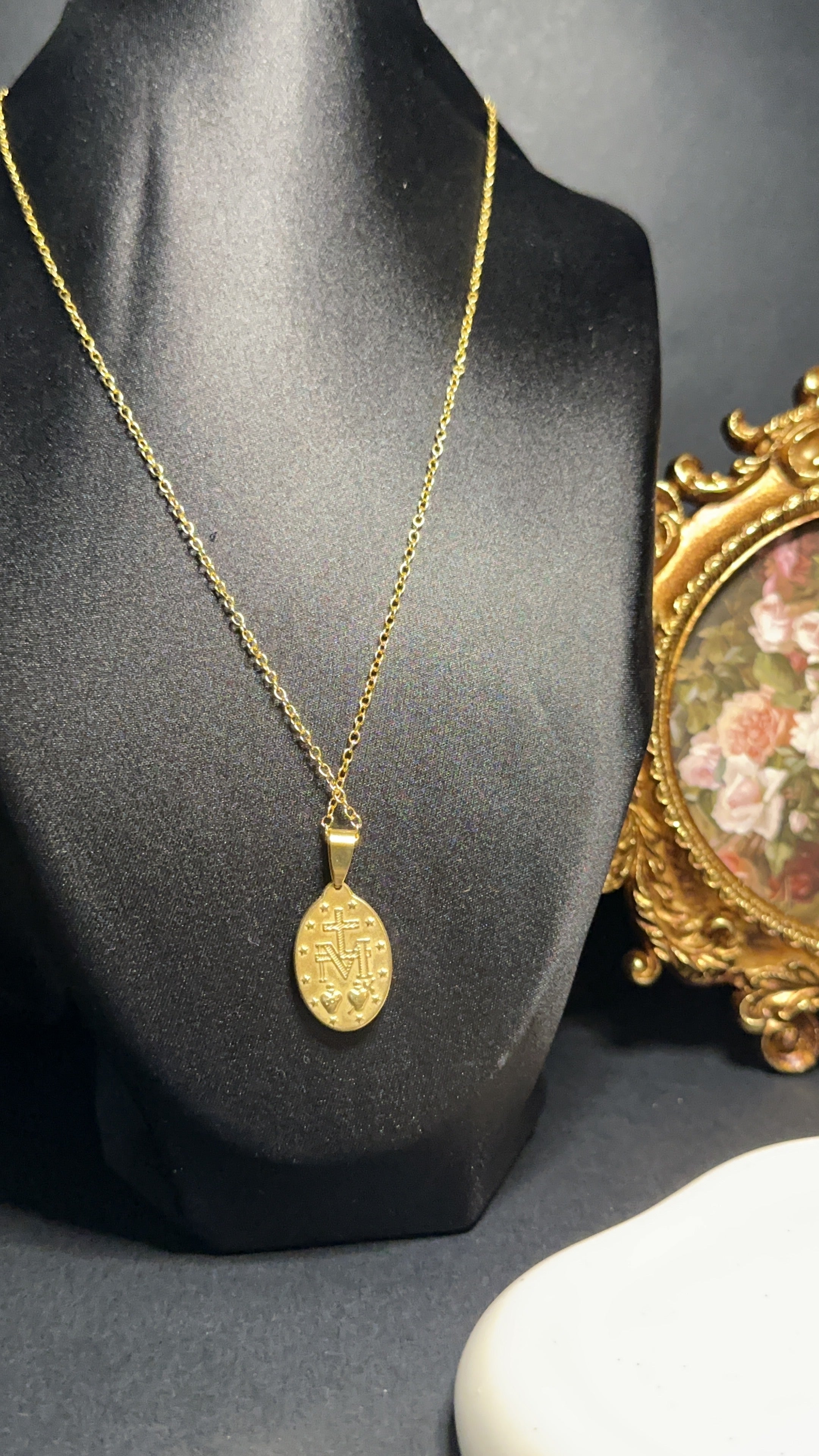 Collier médaille de la Sainte Vierge dorée – Protection, Foi et Sérénité