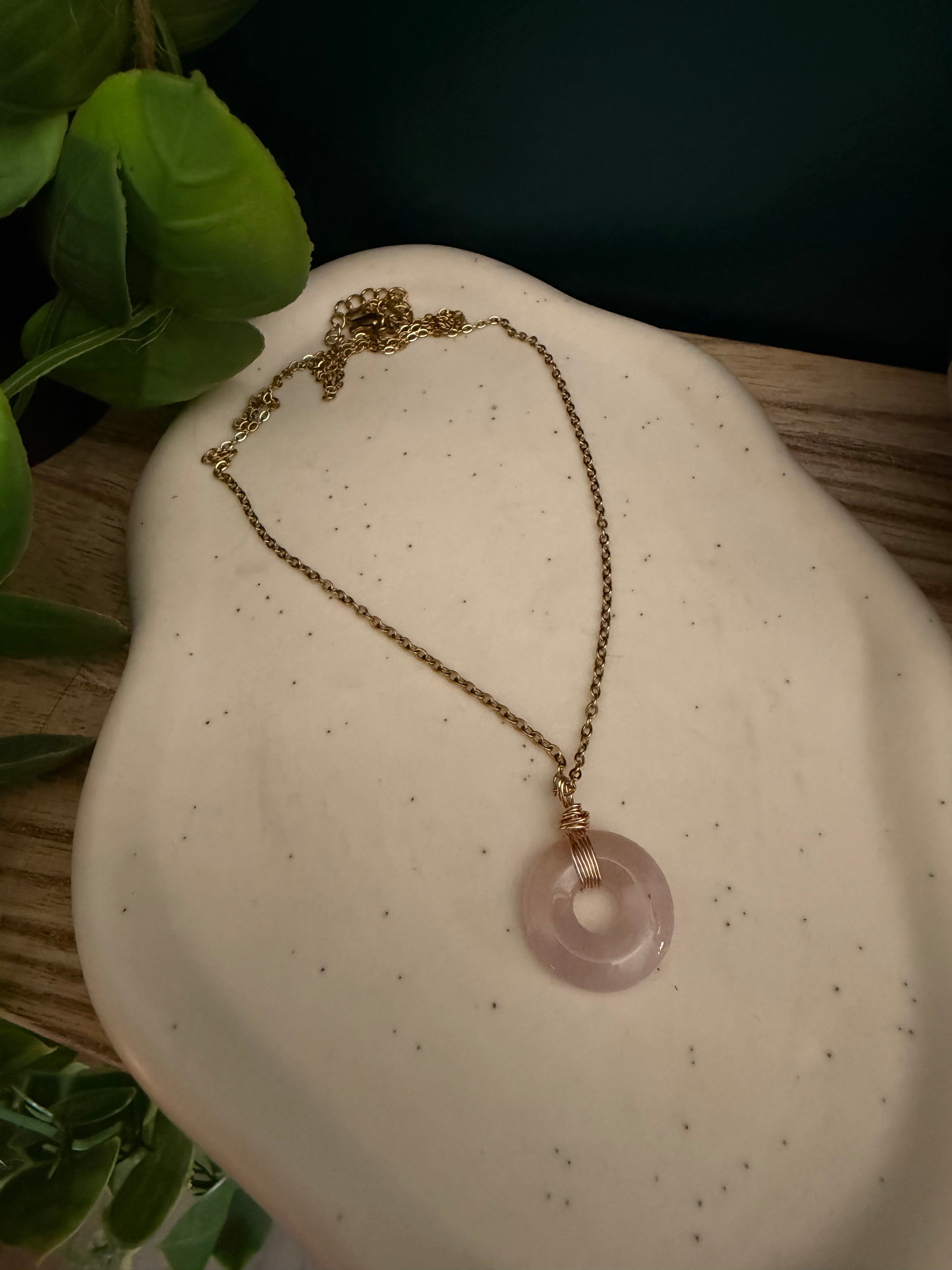 Collier cercle de quartz rose - Amour & douceur