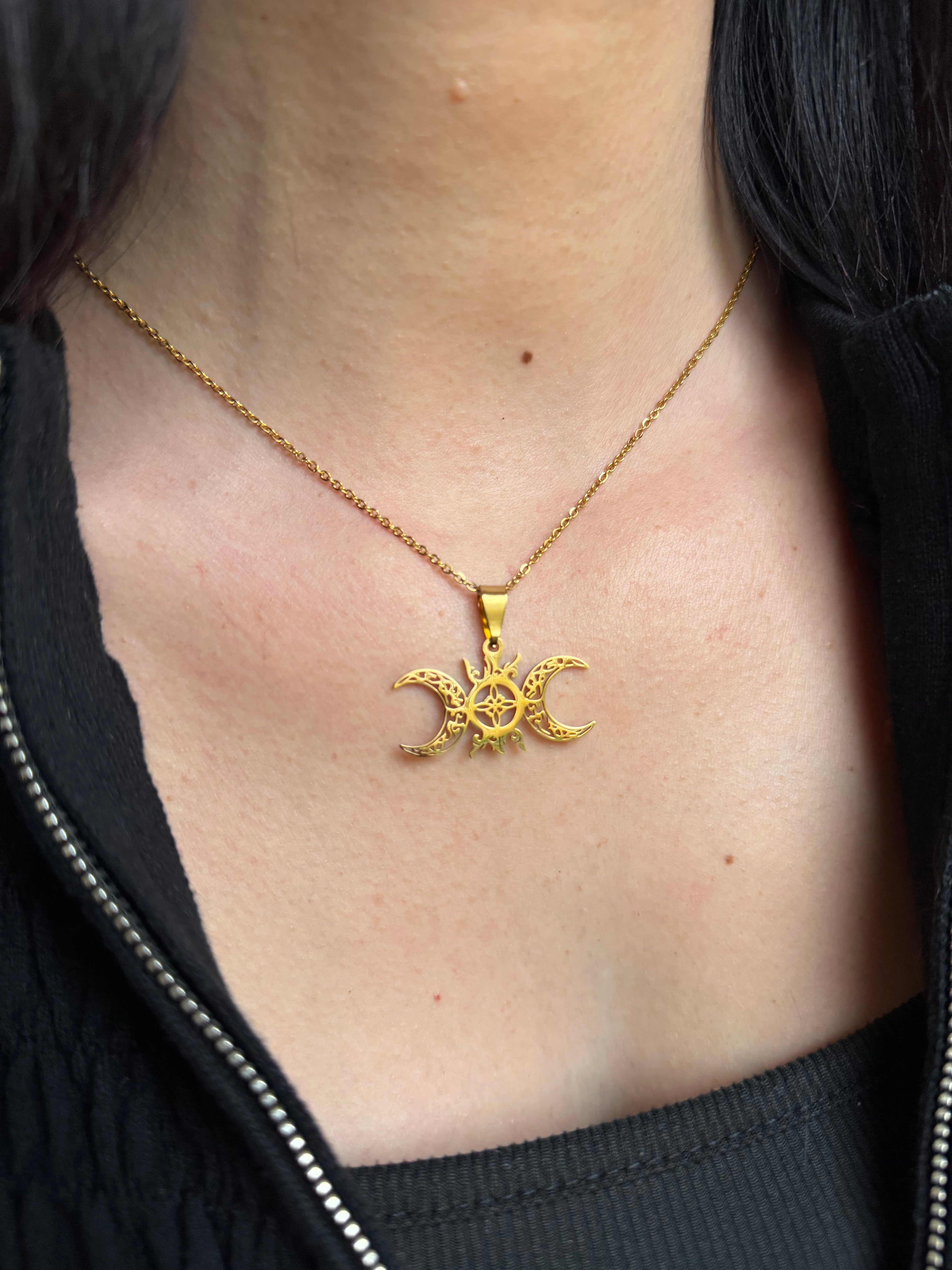 Collier “Lien Sacré” – Nœud de Sorcière et Demi-Lunes d’Hécate, protection et puissance féminine