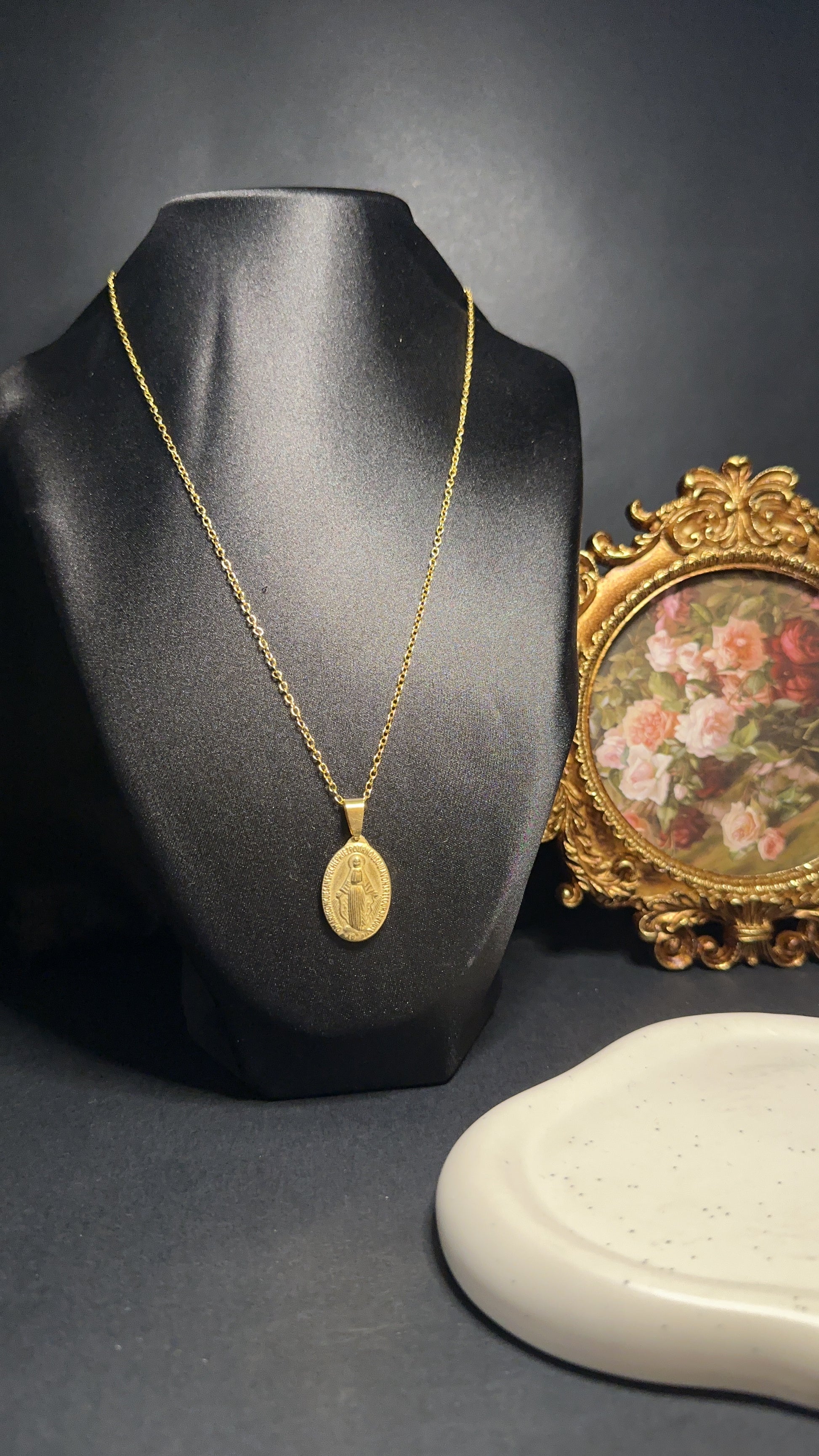 Collier médaille de la Sainte Vierge dorée – Protection, Foi et Sérénité