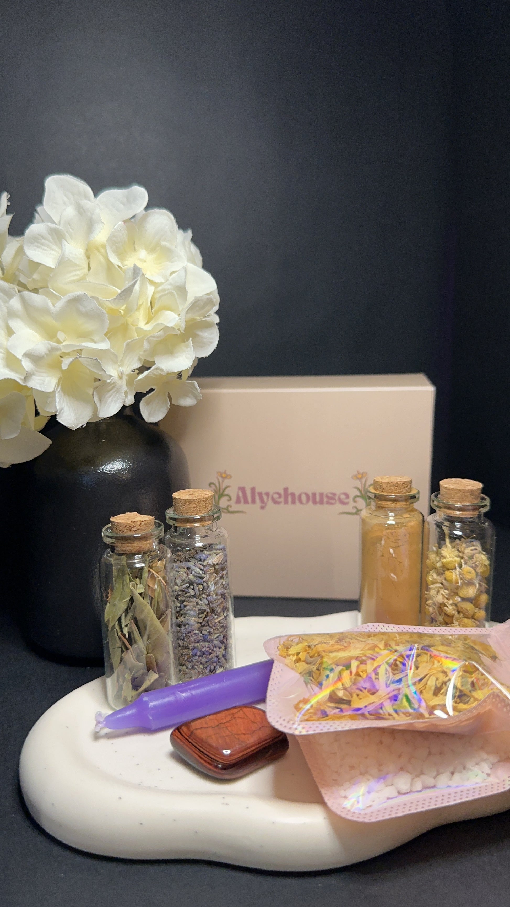 Coffret "Essence Mystique" – Outils & Ingrédients Sacrés pour Tes Rituels et Manifestations