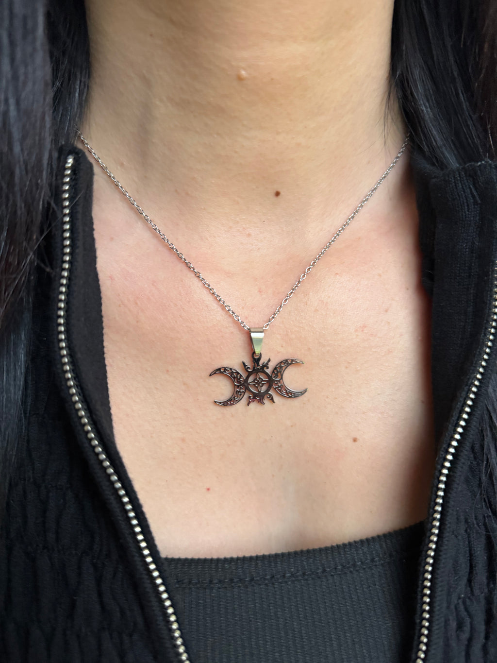 Collier “Lien Sacré” – Nœud de Sorcière et Demi-Lunes d’Hécate, protection et puissance féminine