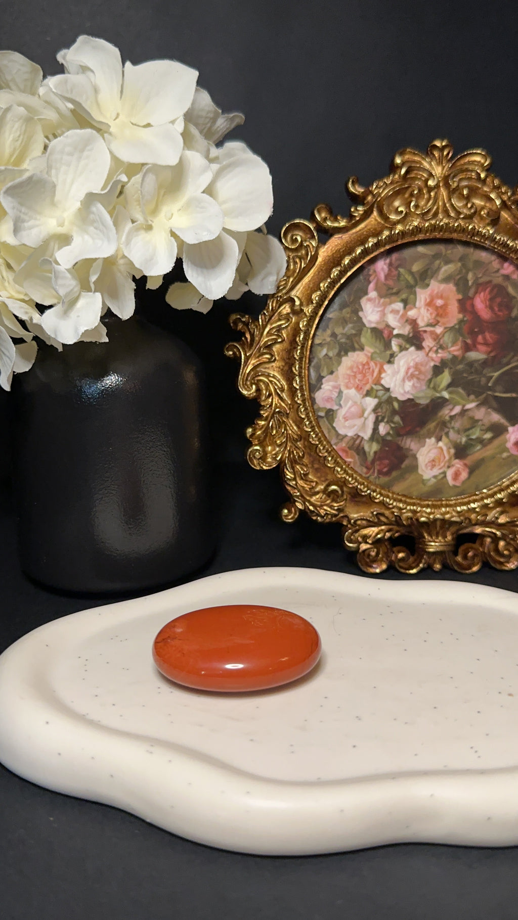 Galet en Jaspe rouge – Force, ancrage & vitalité