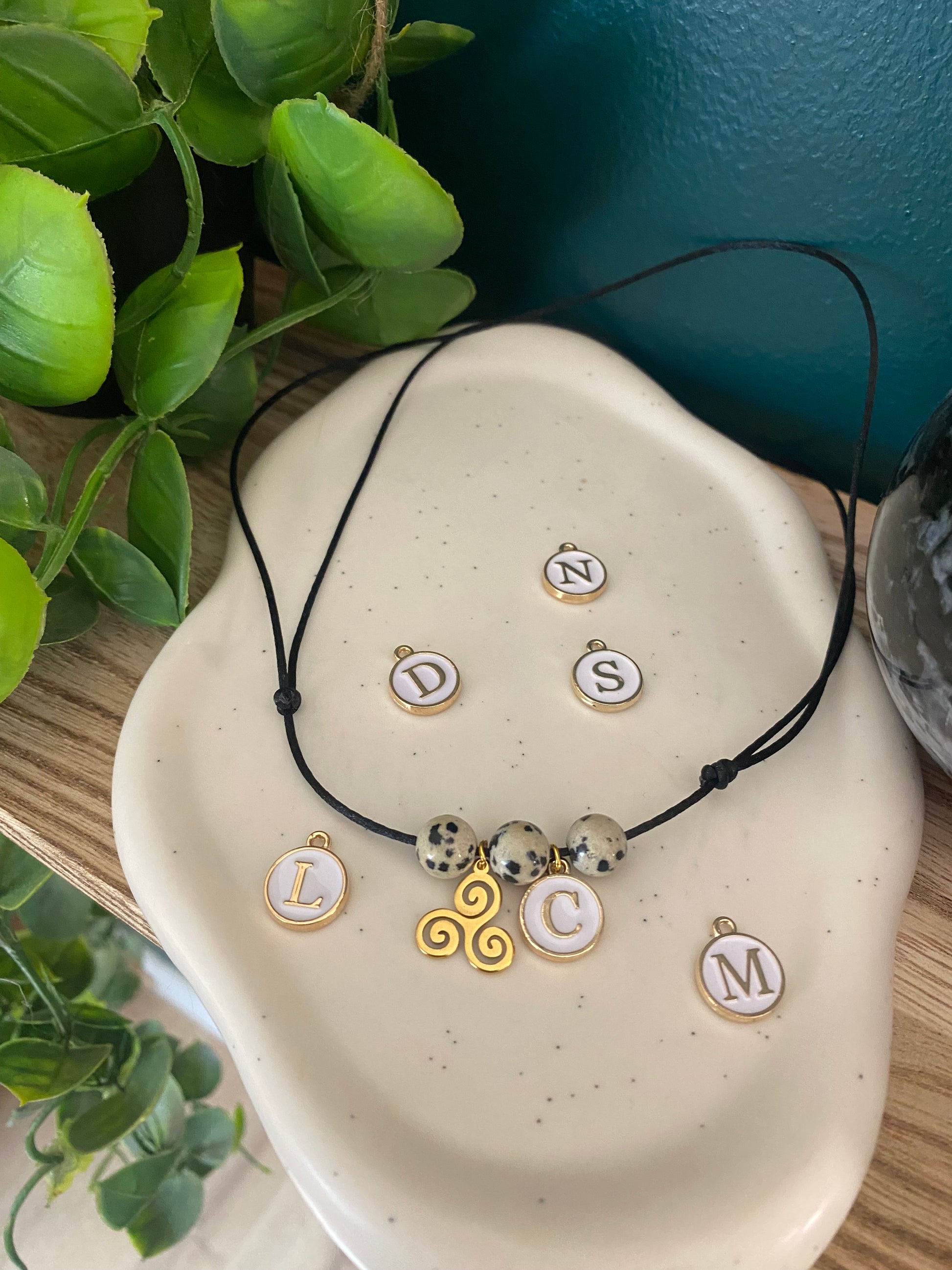 Collier "Initiale & Intuition" – Jaspe Dalmatien & Triskèle