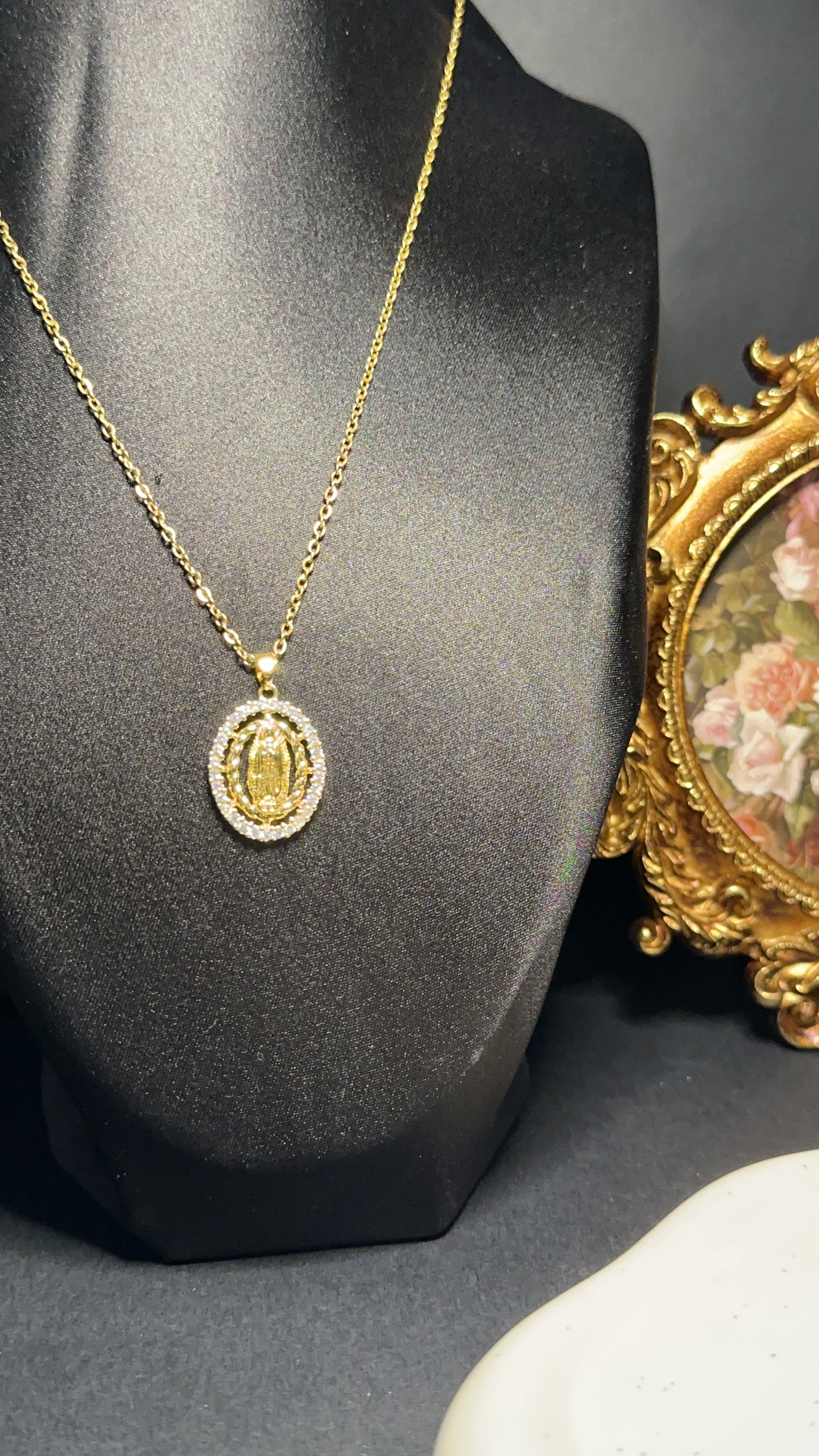 Collier médaille Marie dorée – Protection, Foi et Sérénité