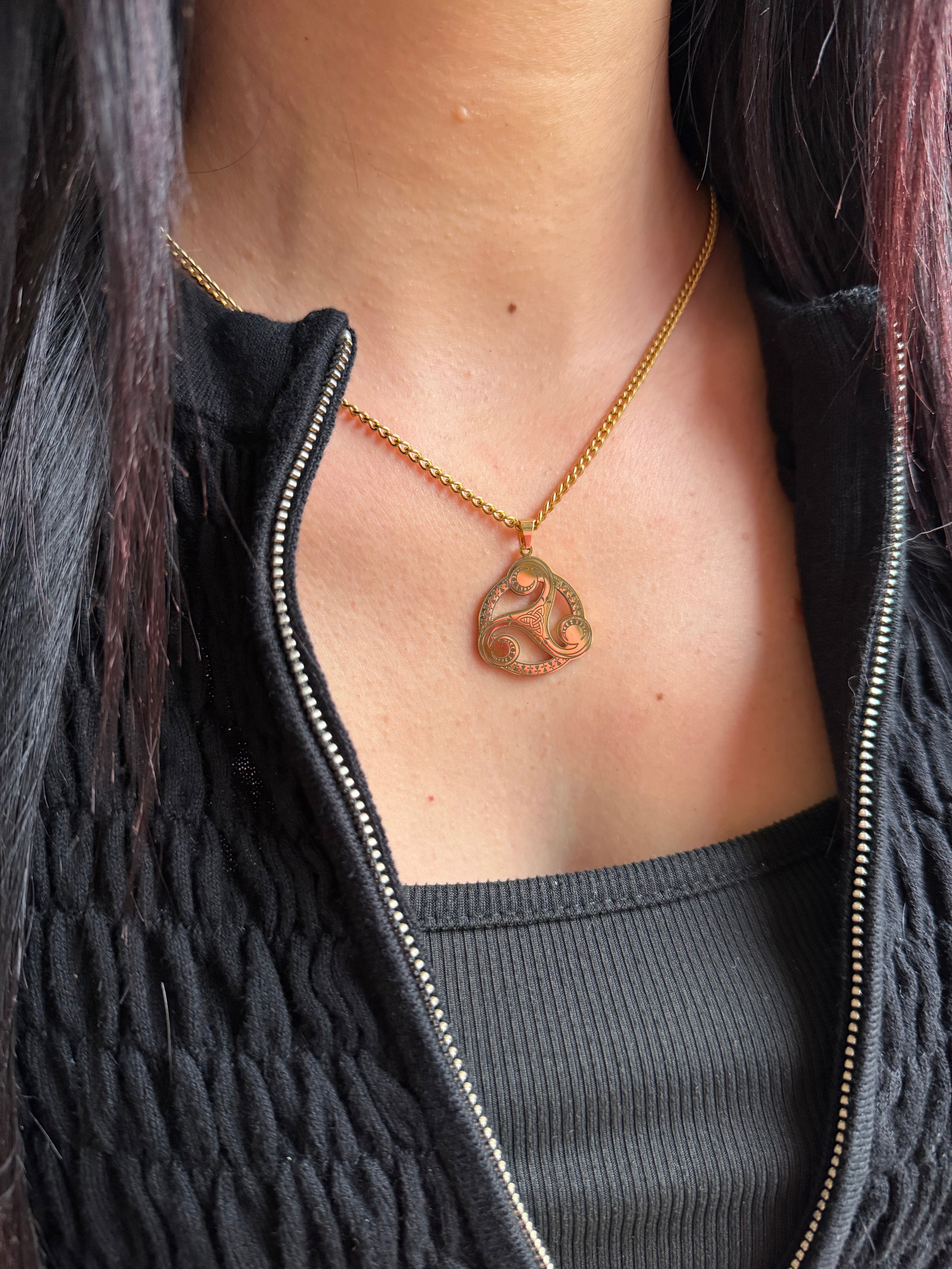 Collier “Cycle Sacré” – Triskel, Lune d’Hécate et Trinité, symbole de puissance et de renouveau