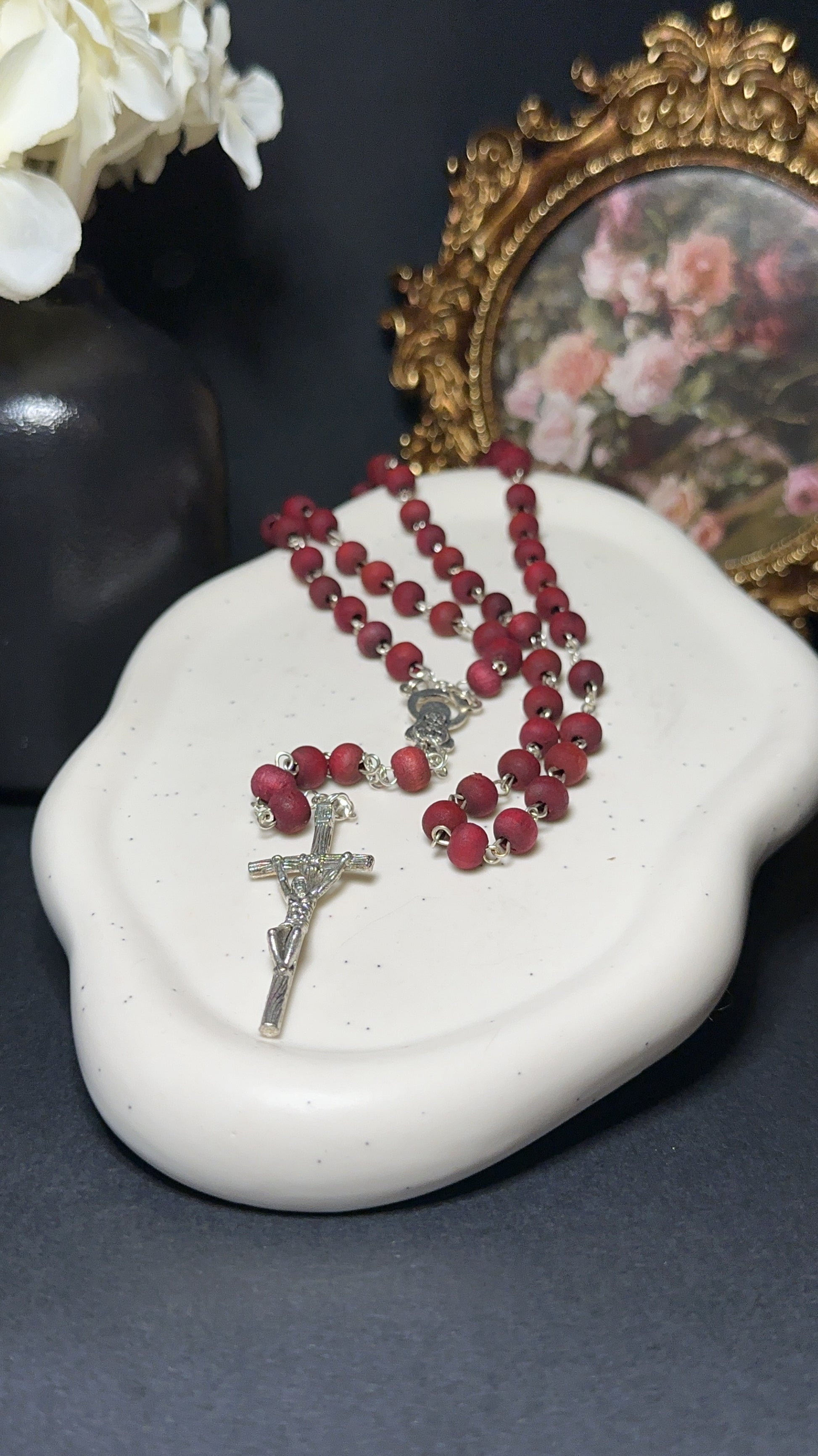 Chapelet en bois de rose – Douceur, Enracinement et Élévation Spirituelle