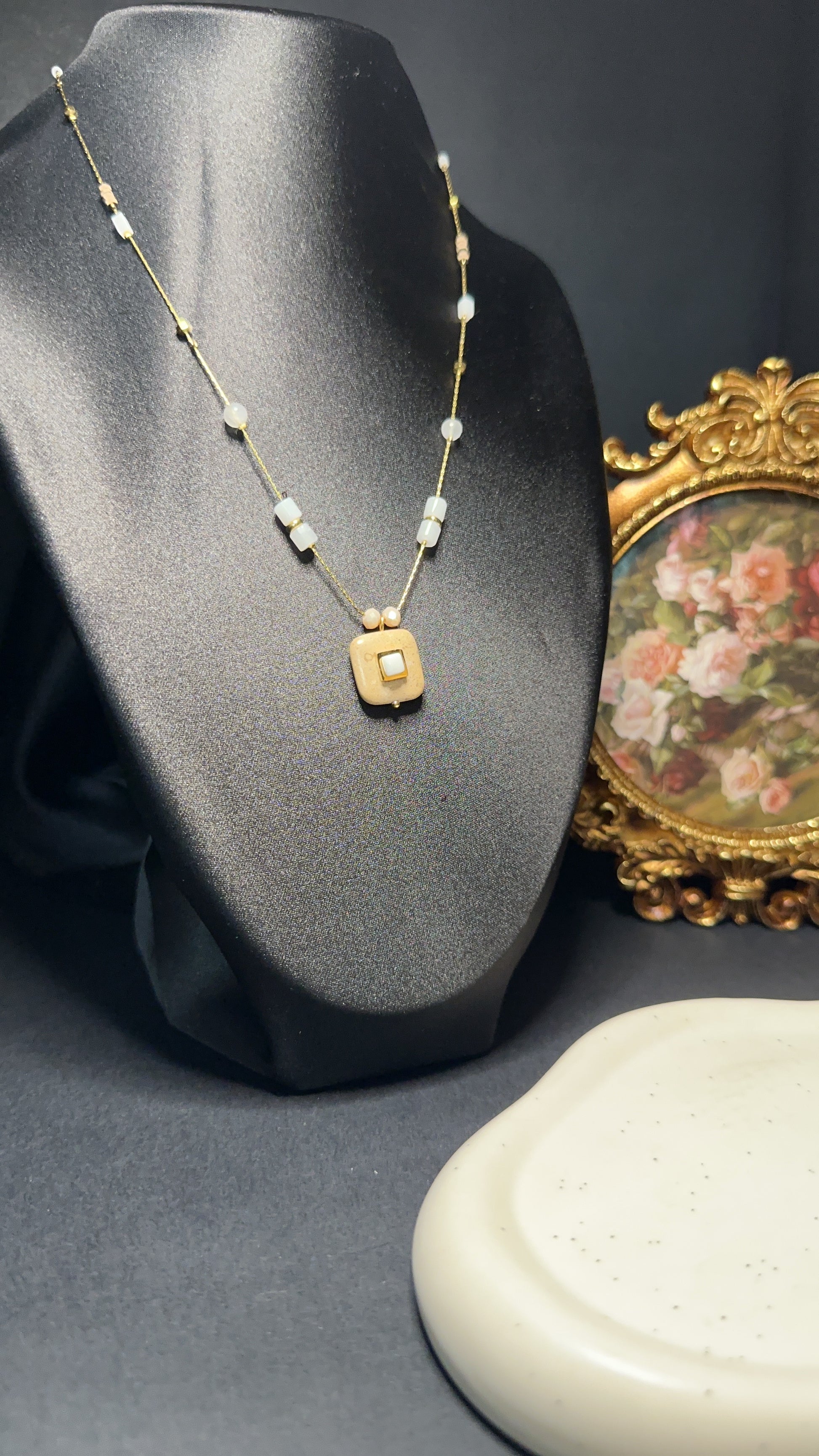 Collier pierre de lune beige et blanche "Clarté lunaire" - Ancrage, transformation & douceur