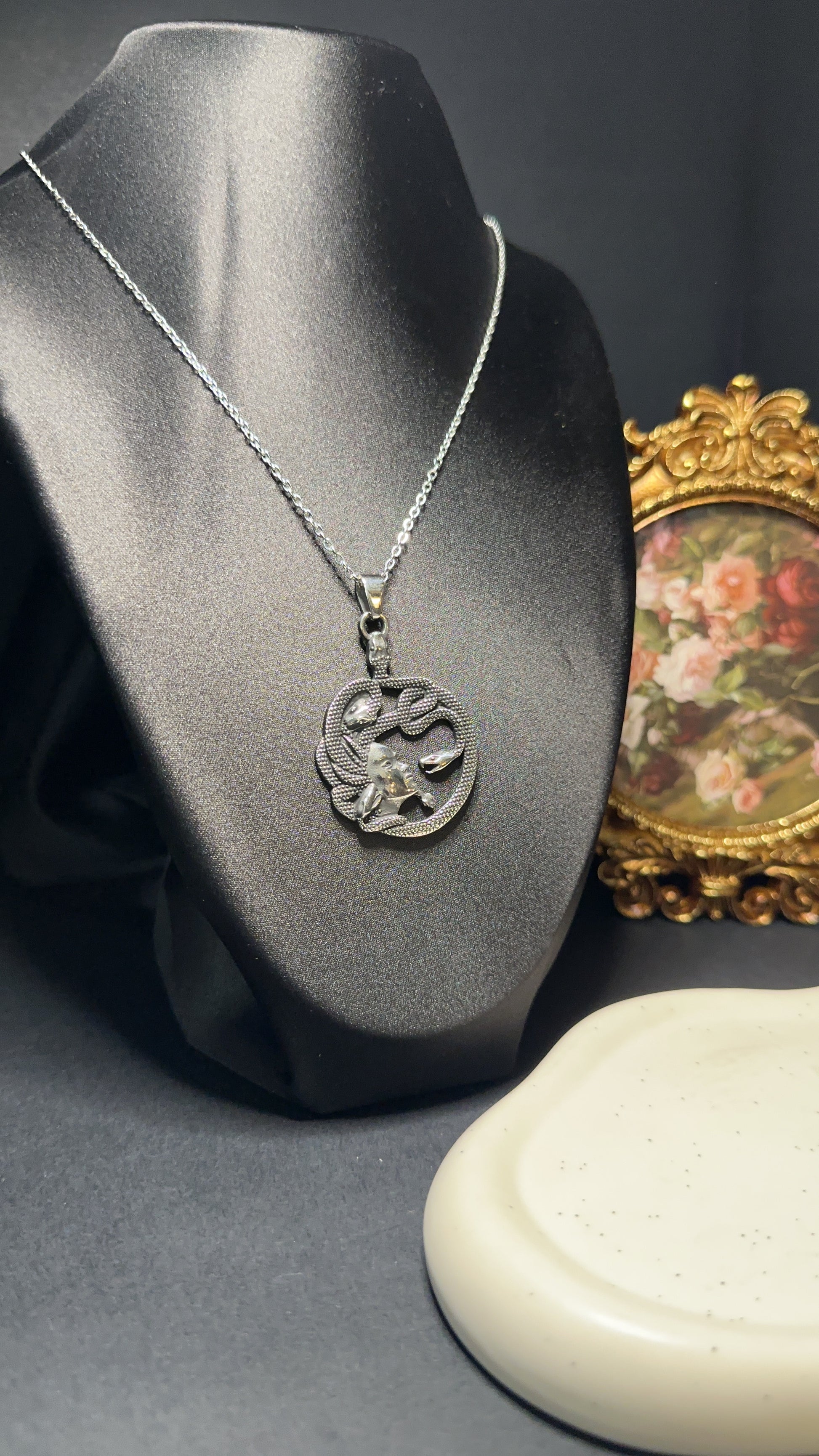 Collier médusa - Tourner la page, liberté & féminité