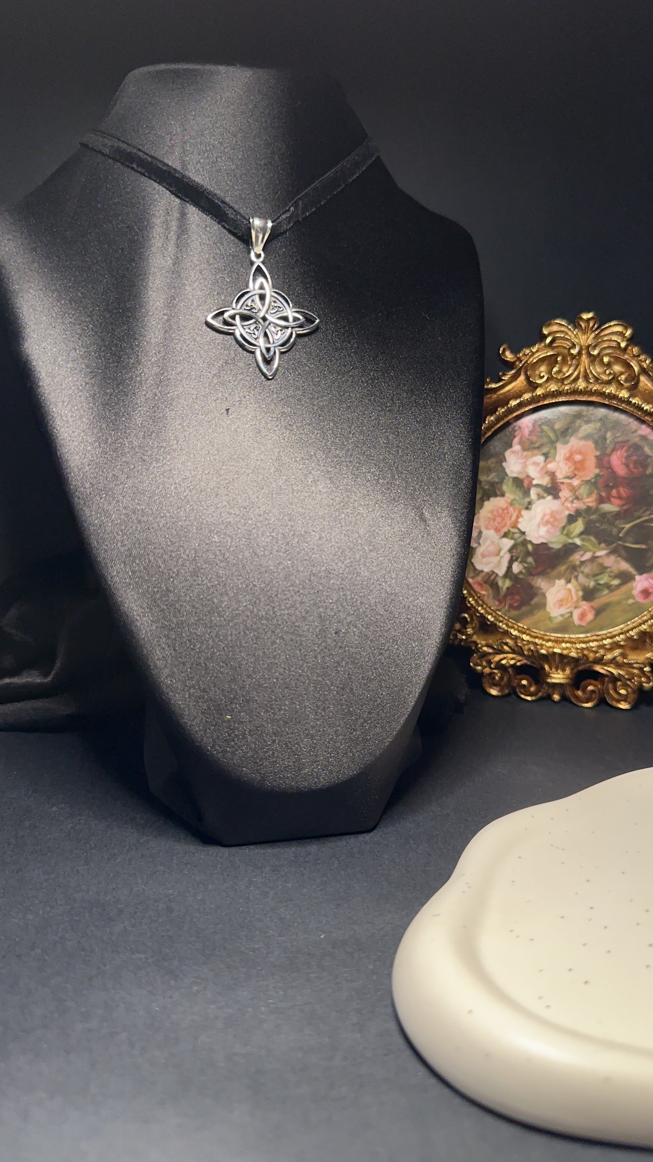 Collier ras de cou noeud de sorcière