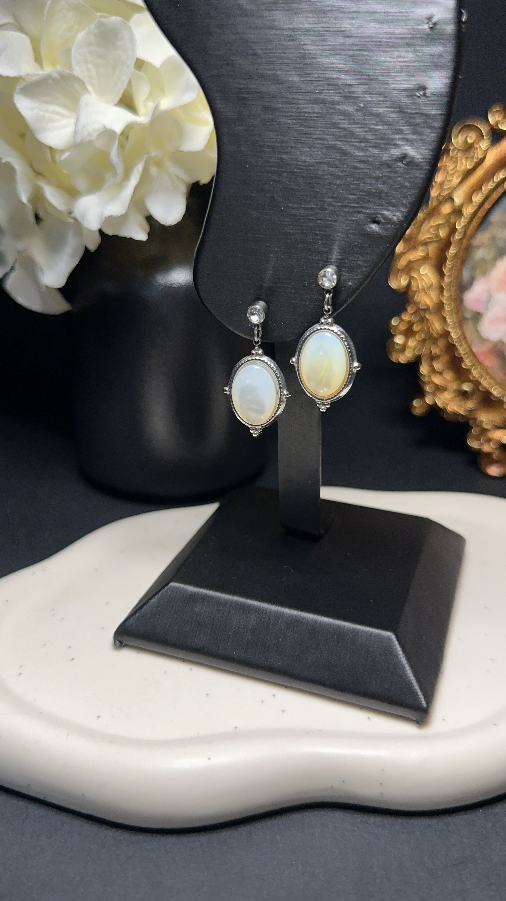 Boucle d'oreille en nacre "Plya" - Douceur, amour maternel & pureté