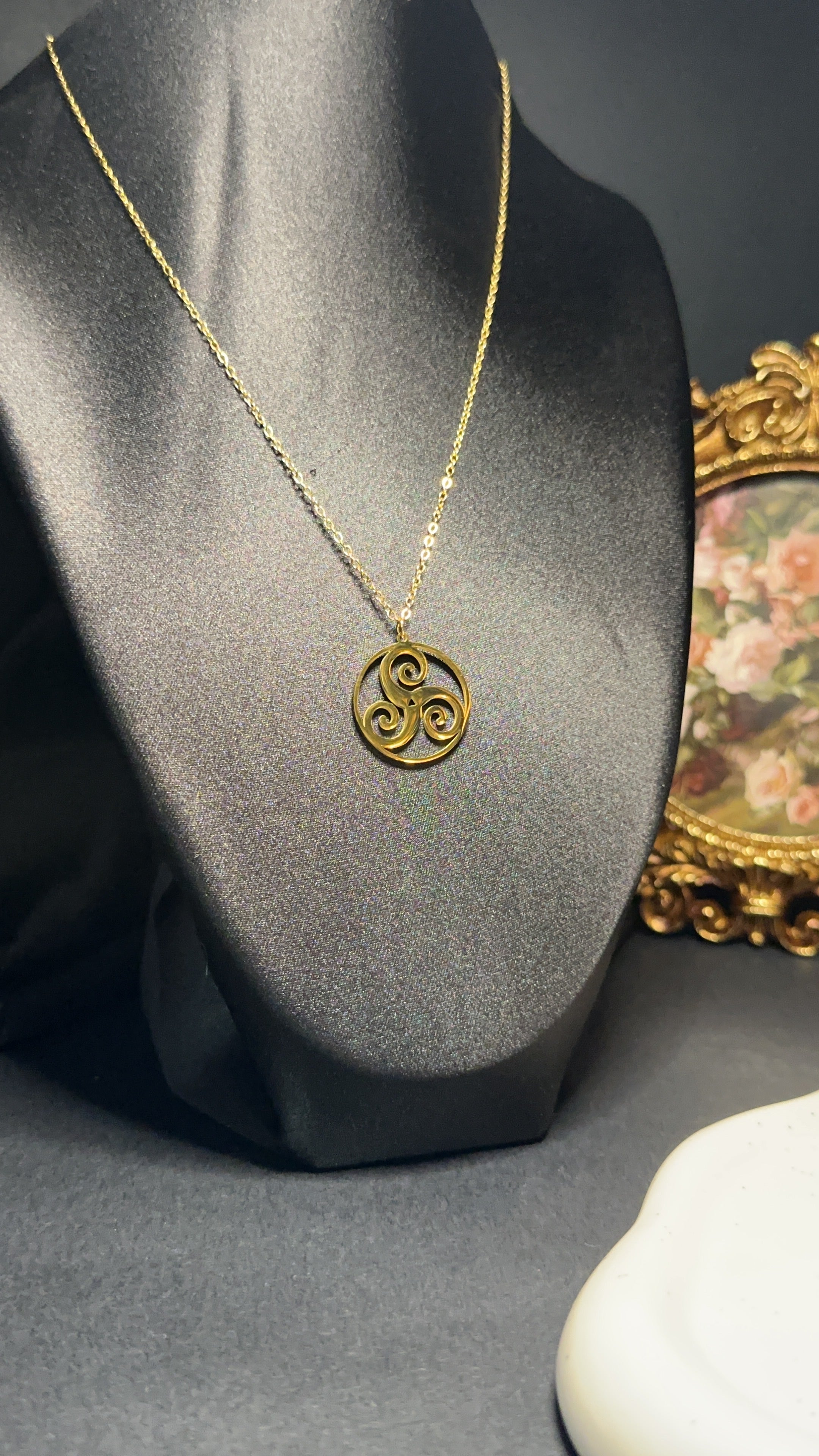 Collier triskèle de l'univers - Changement, évolution & développement