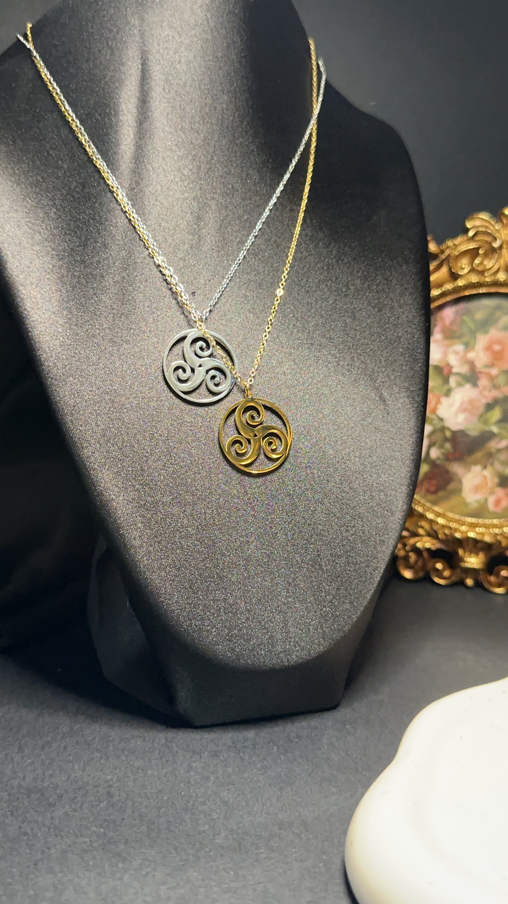 Collier triskèle de l'univers - Changement, évolution & développement