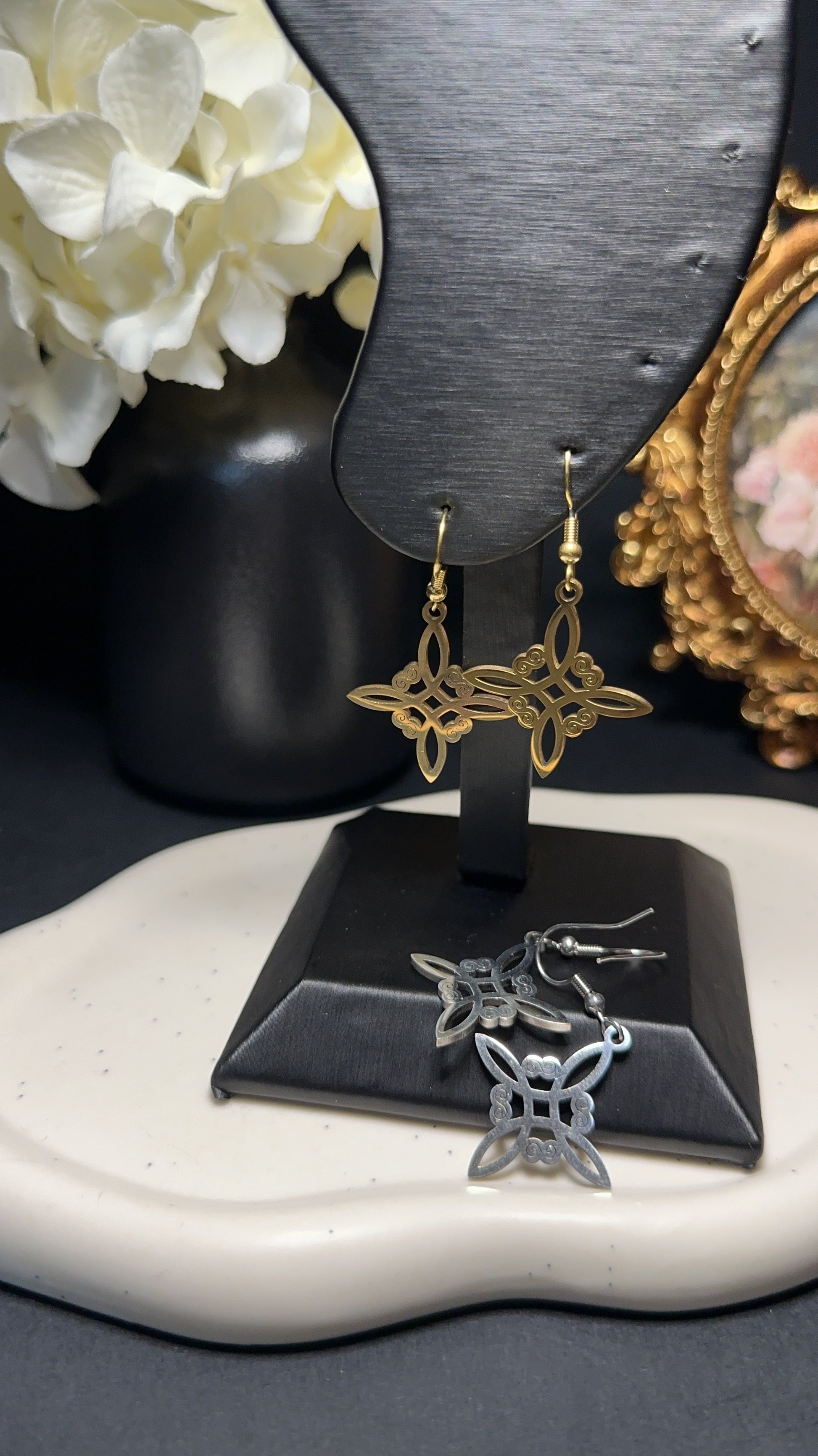 Boucle d'oreille noeud de sorcière ensorcelée