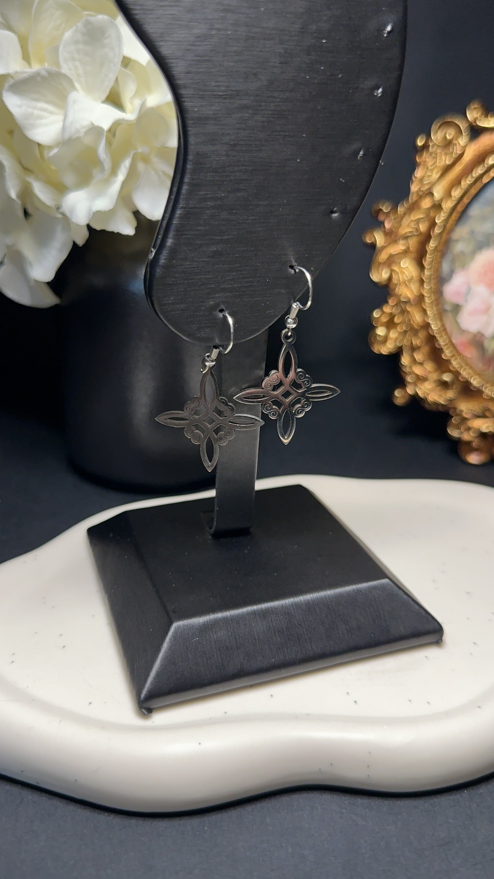 Boucle d'oreille noeud de sorcière ensorcelée