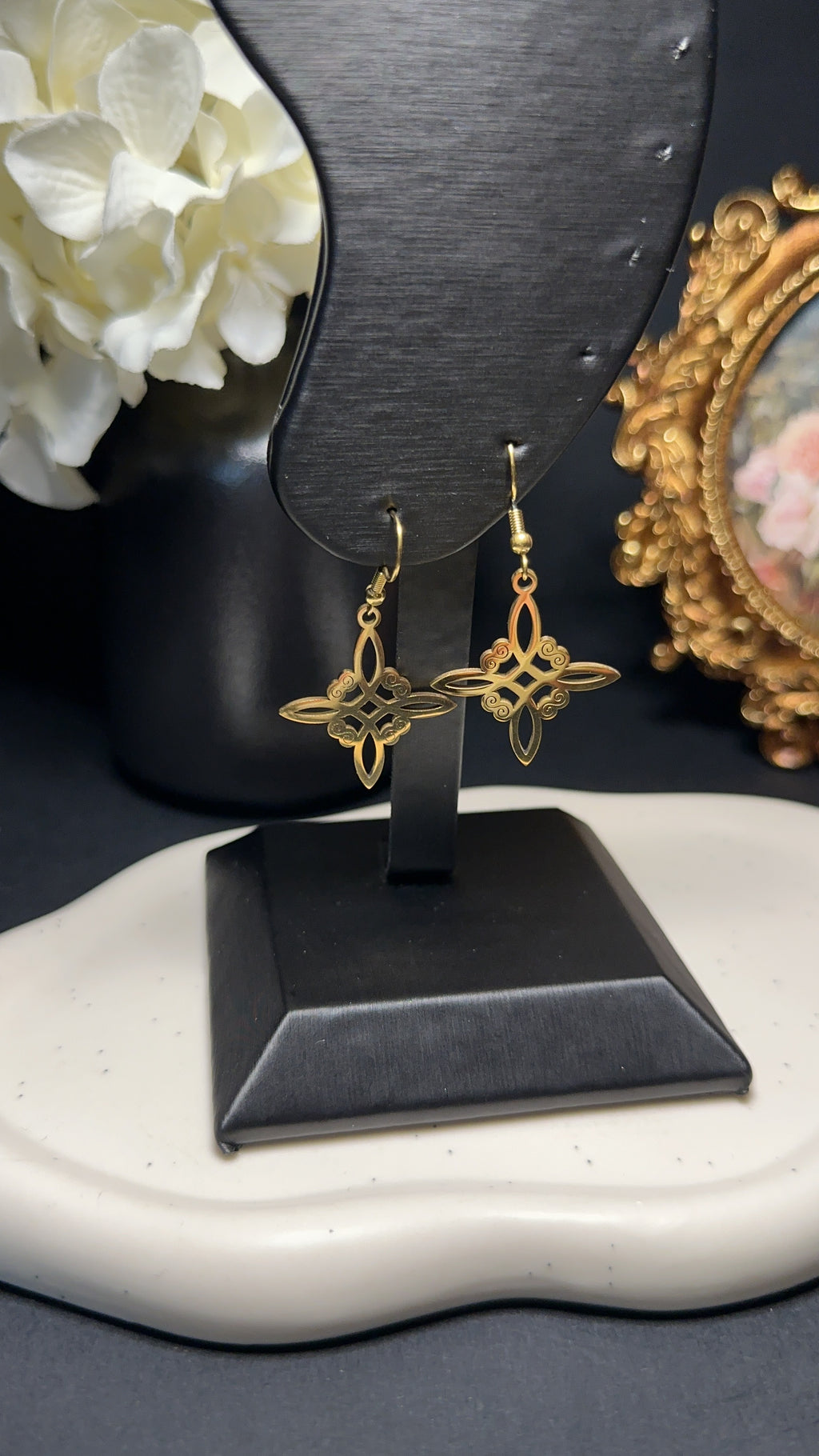 Boucle d'oreille noeud de sorcière ensorcelée
