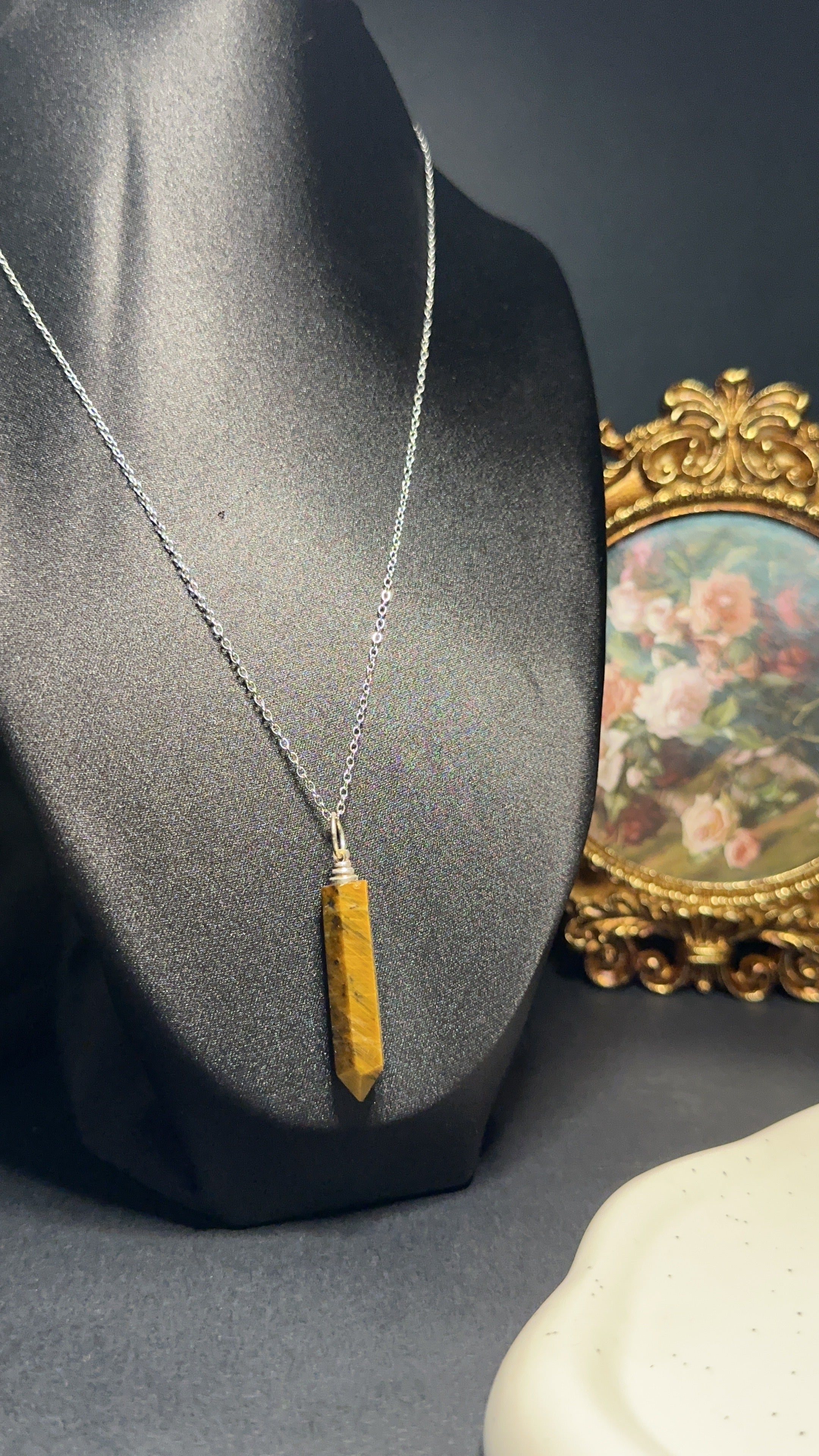 Collier pointe oeil de tigre - Courage, puissance & ancrage