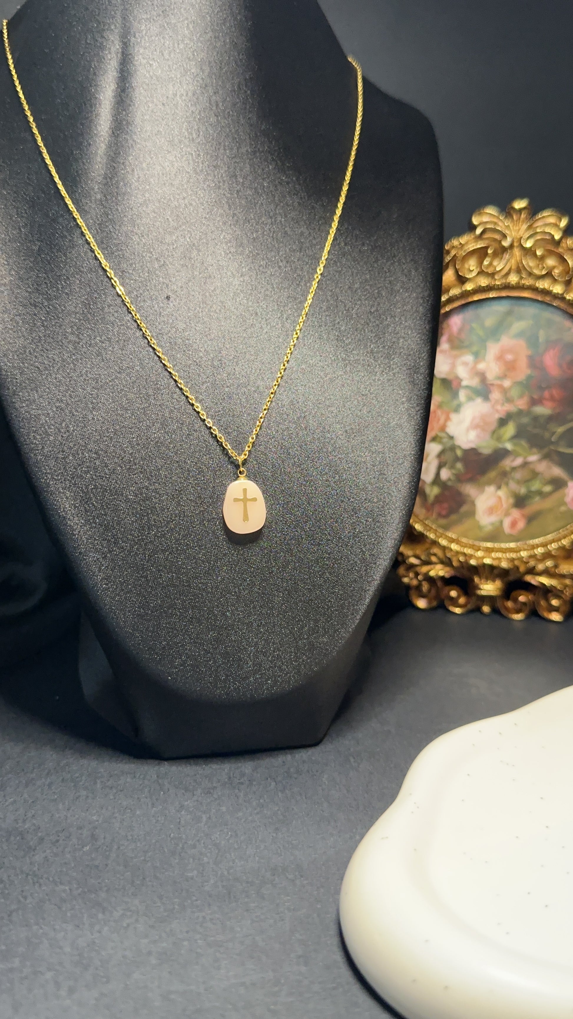 Collier en Aventurine Pêche avec croix – Énergie, Sérénité et Protection