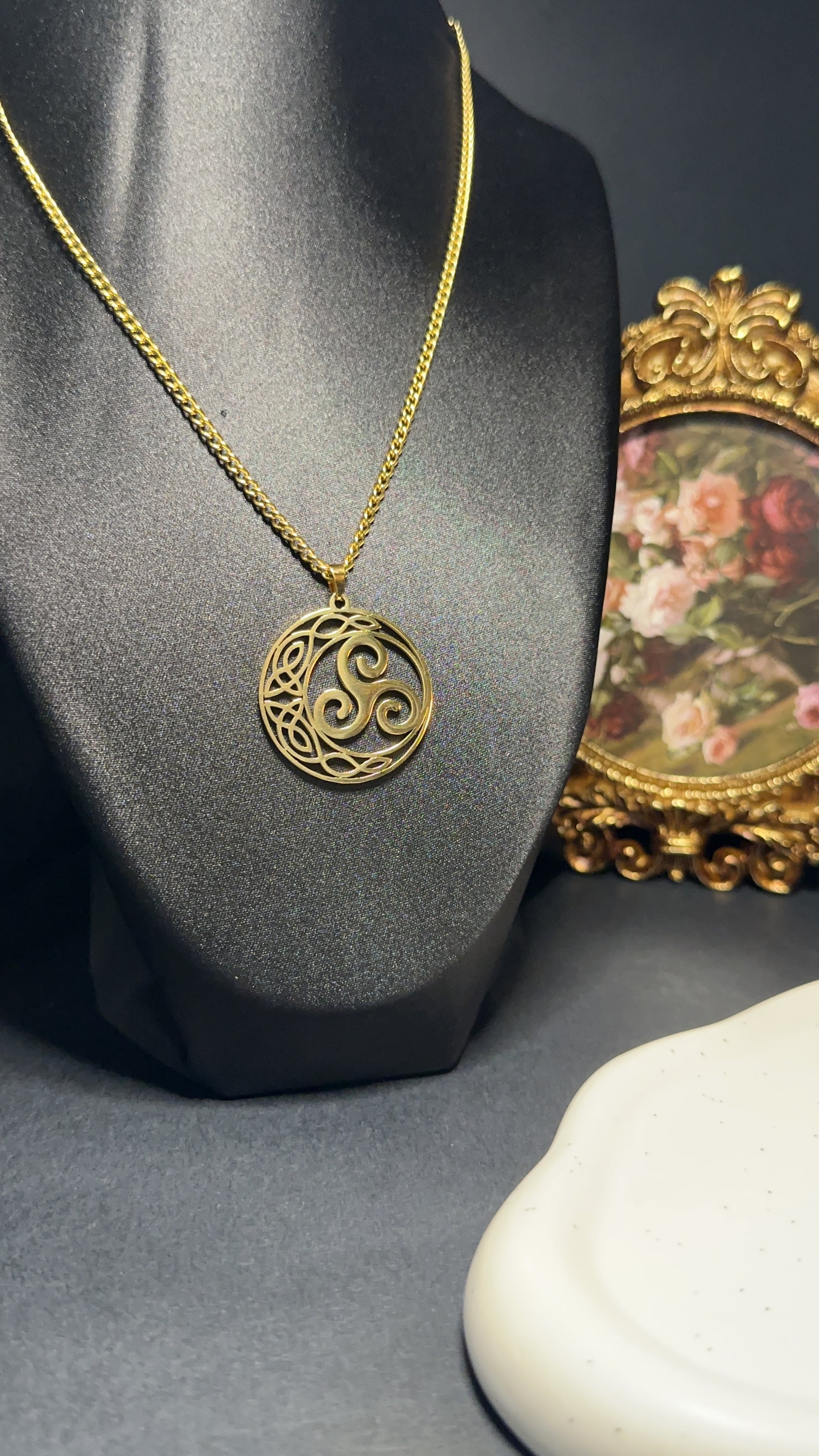 Collier Triskèle - Création, évolution & confiance