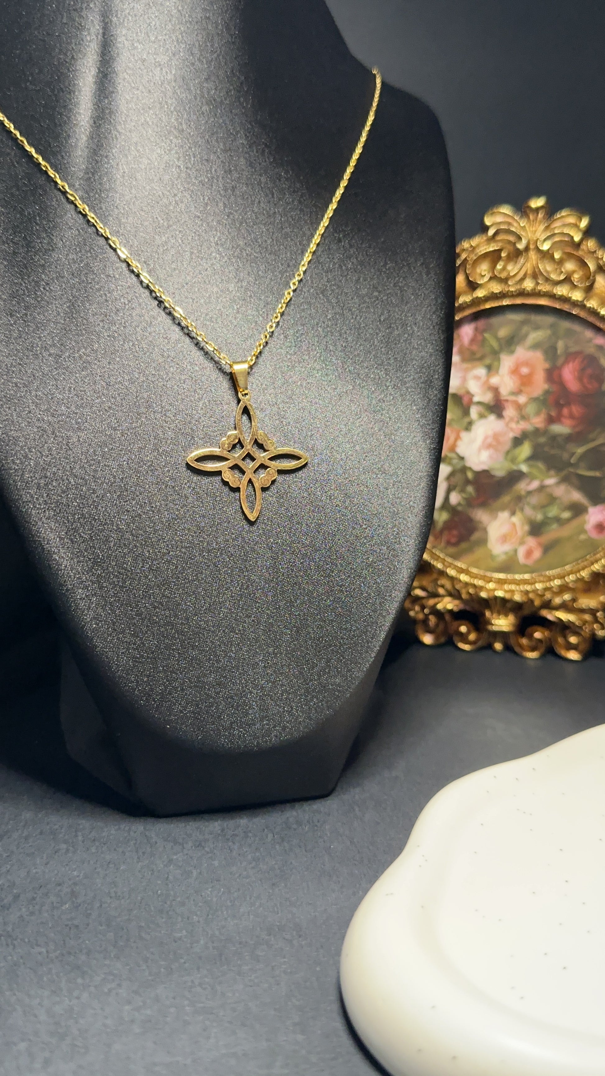 Collier noeud de sorcière ensorcelé