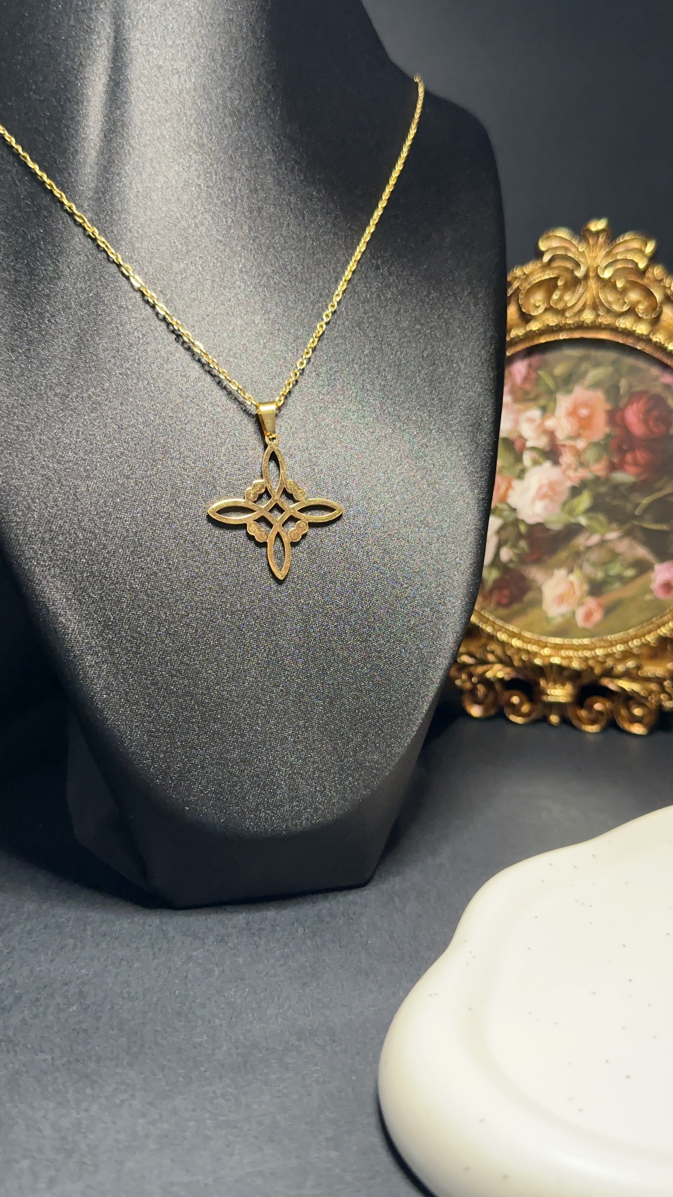 Collier noeud de sorcière ensorcelé