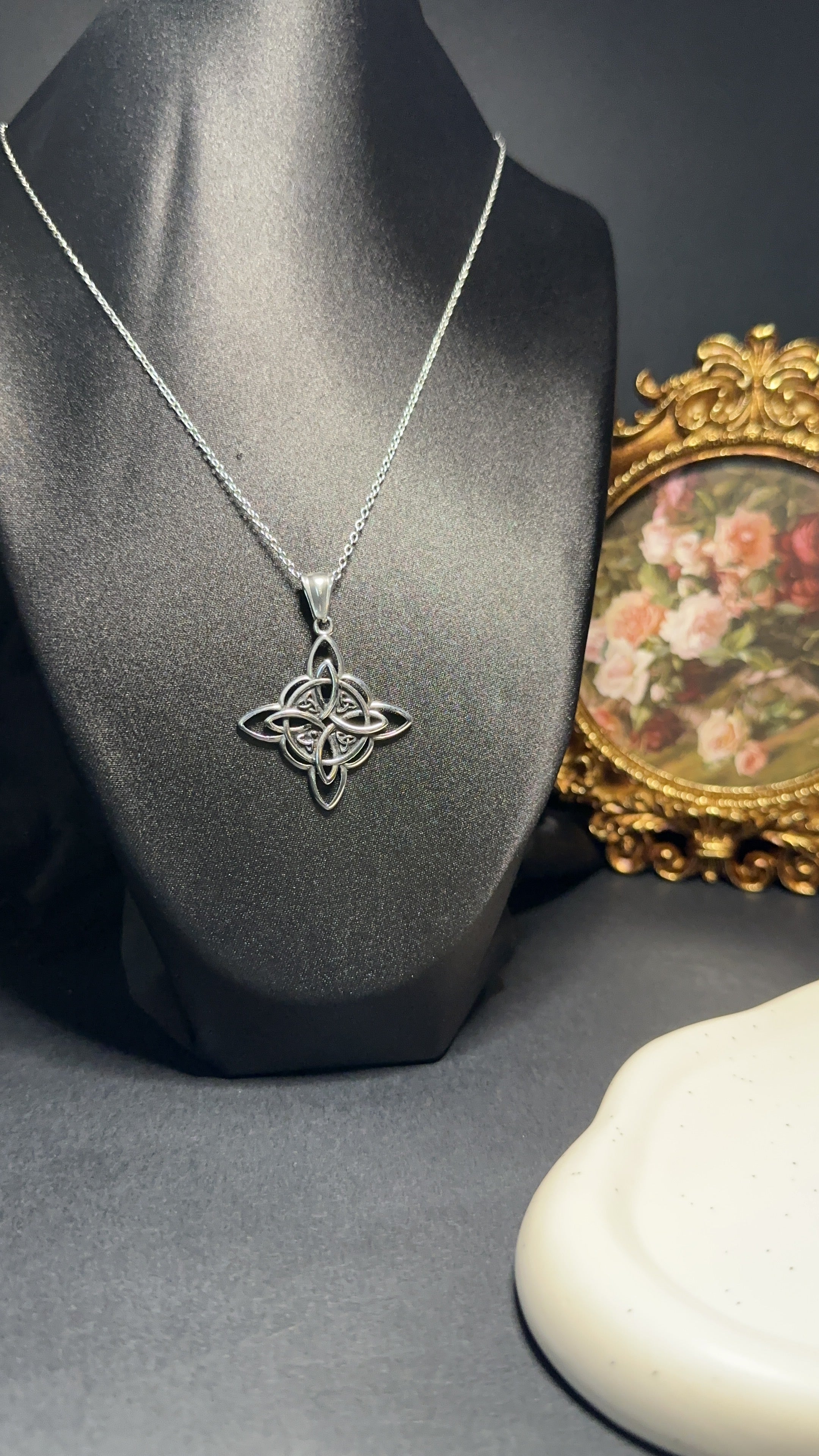 Collier noeud de sorcière