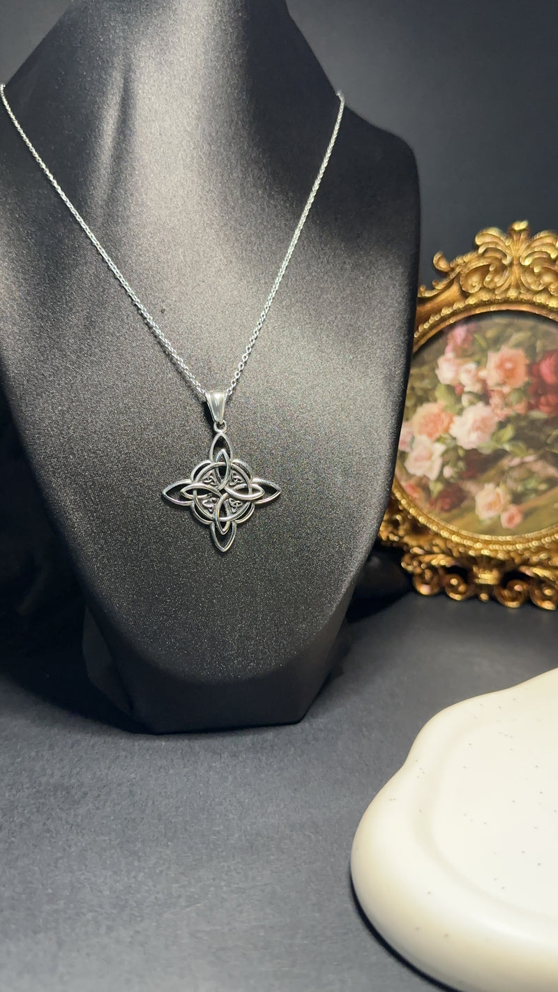 Collier noeud de sorcière