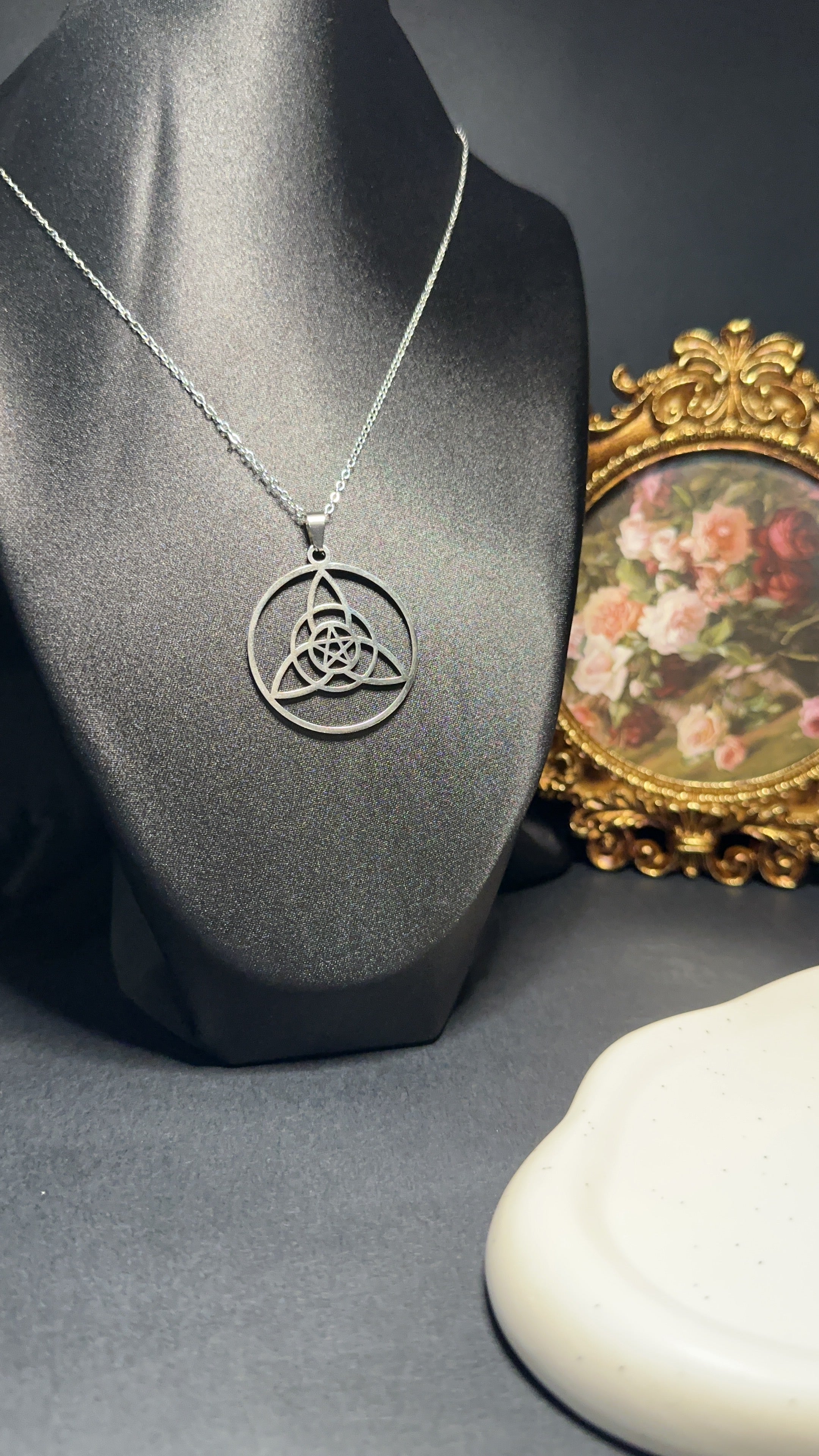 Collier cercle de trinité avec pentagramme